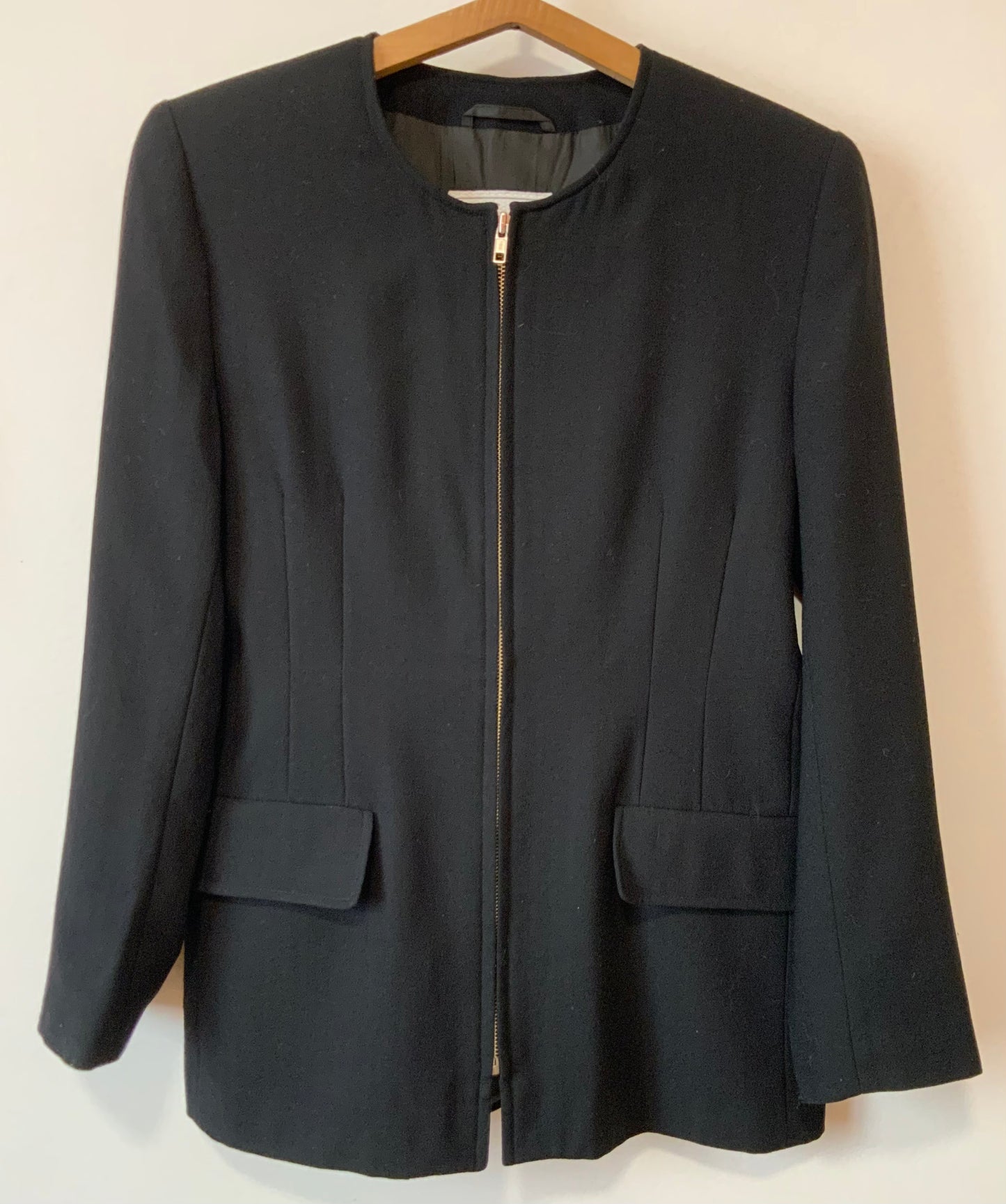 Très jolie veste Zippée noire avec Épaulettes de la maison Olivier Strelli Haut de gamme couture Belgique Vintage 1990