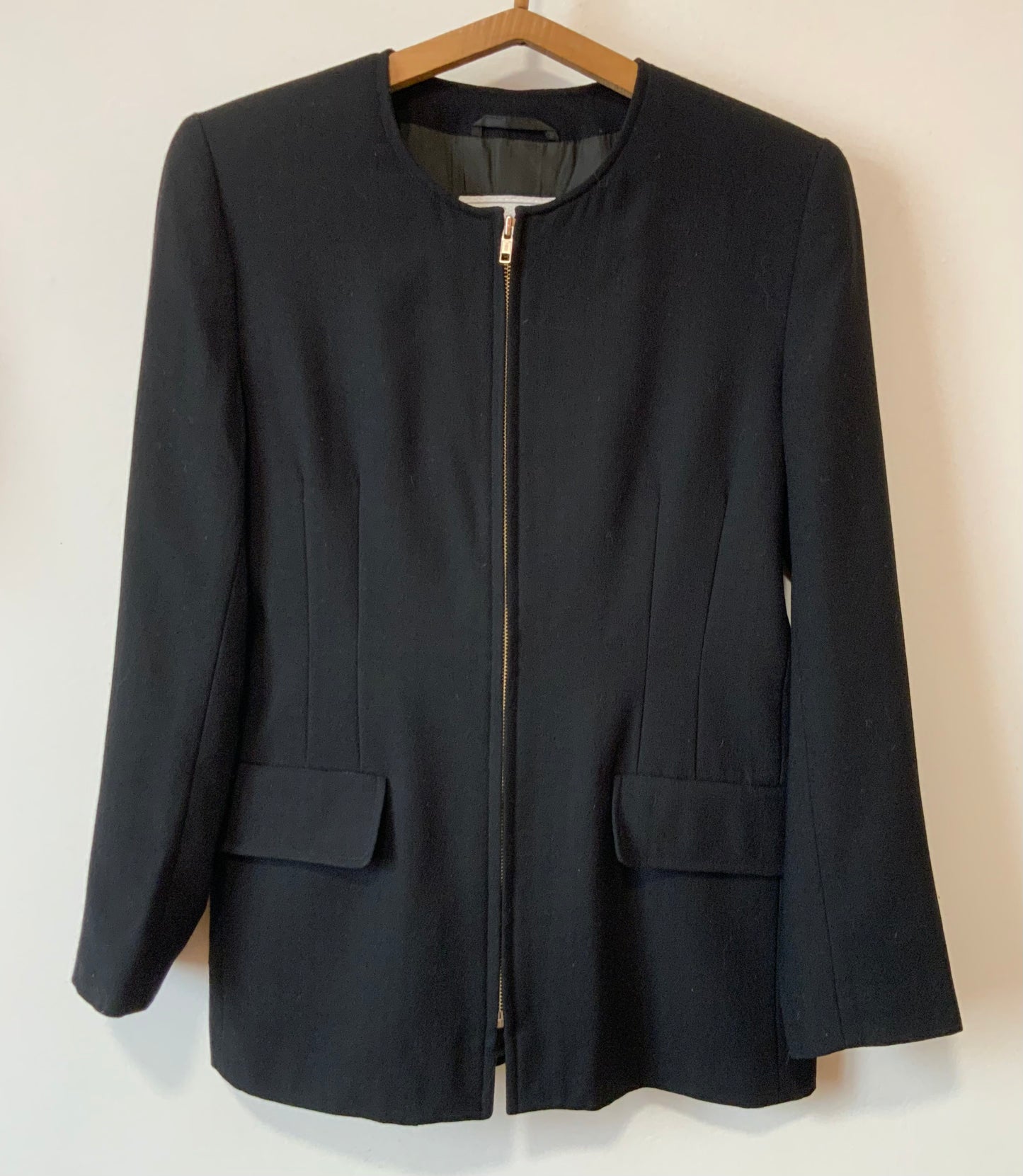 Très jolie veste Zippée noire avec Épaulettes de la maison Olivier Strelli Haut de gamme couture Belgique Vintage 1990