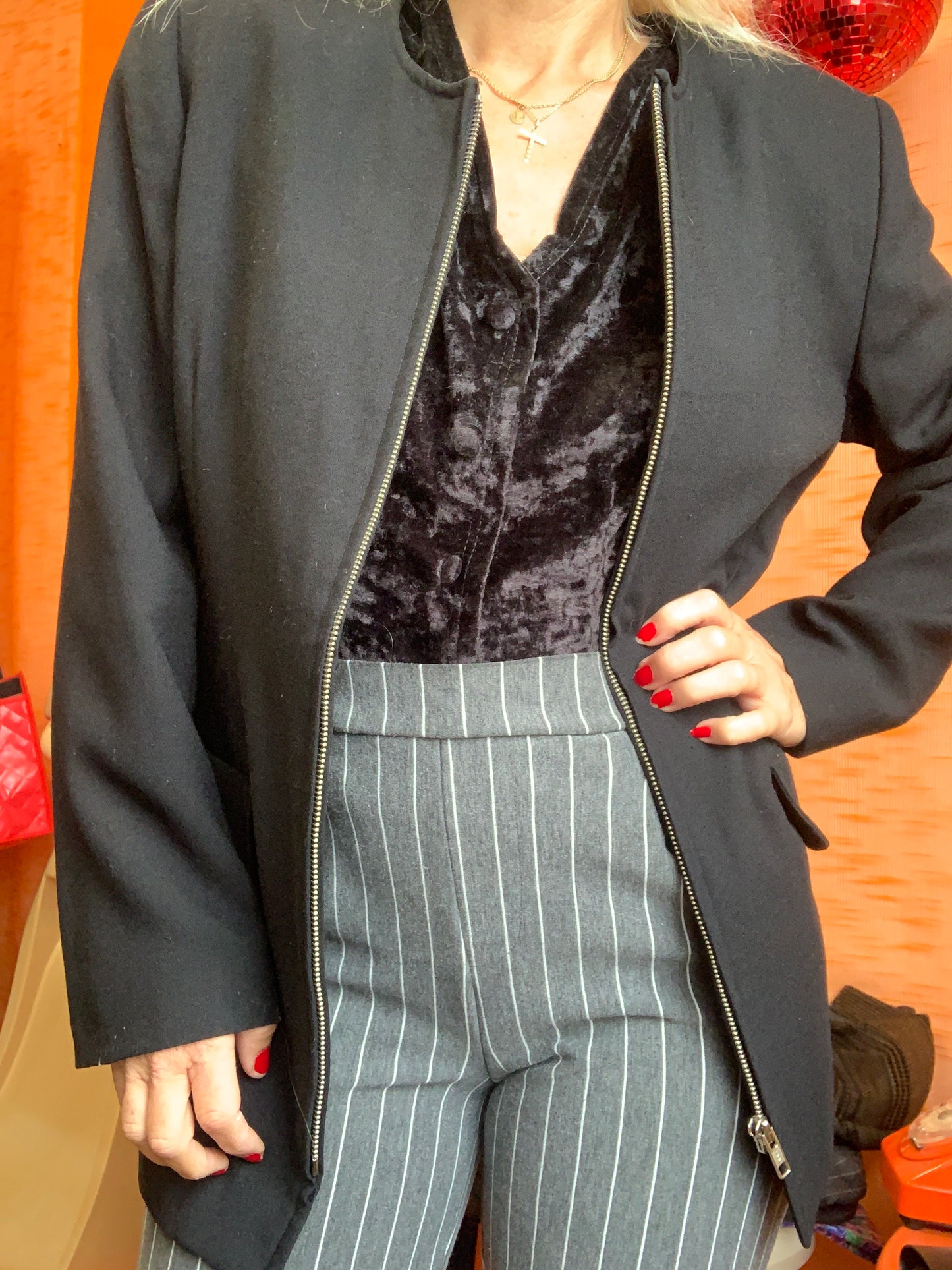 Très jolie veste Zippée noire avec Épaulettes de la maison Olivier Strelli Haut de gamme couture Belgique Vintage 1990