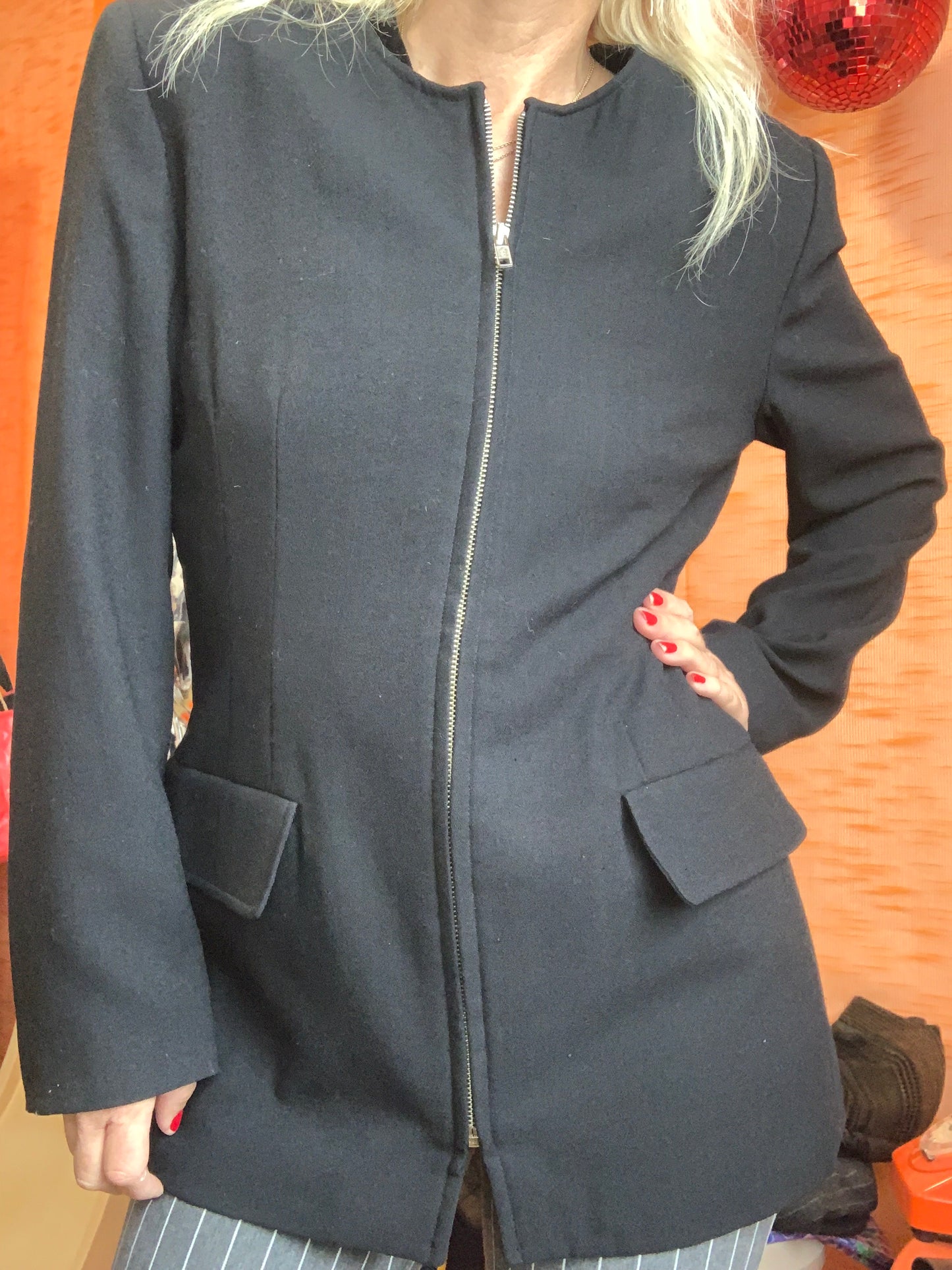 Très jolie veste Zippée noire avec Épaulettes de la maison Olivier Strelli Haut de gamme couture Belgique Vintage 1990