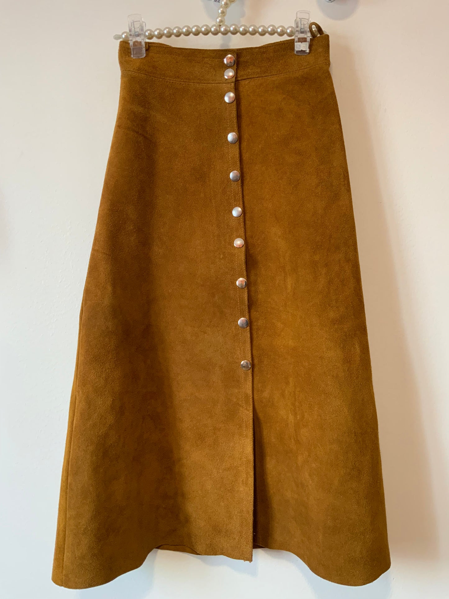 Jupe boutonnée pressions en cuir daim camel Iconique 1970 Vintage Authentique Neuve