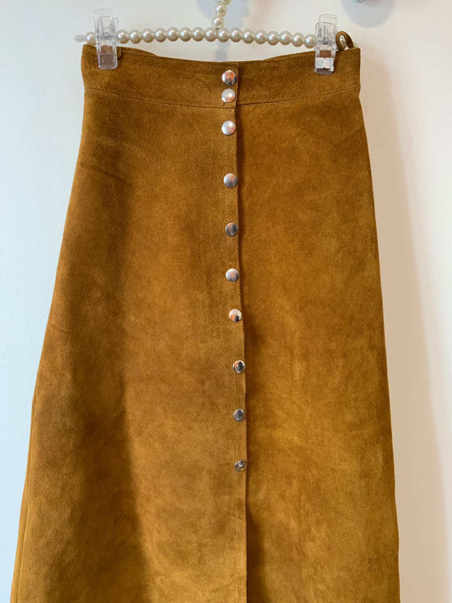 Jupe boutonnée pressions en cuir daim camel Iconique 1970 Vintage Authentique Neuve