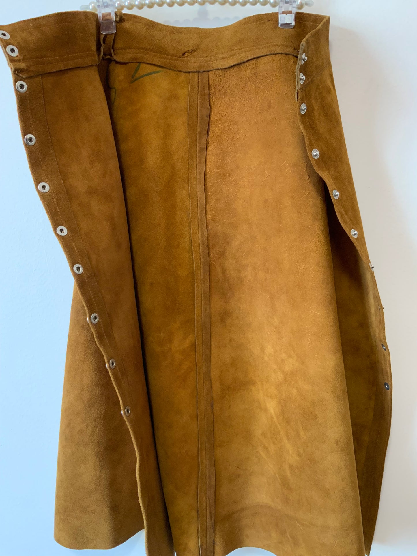 Jupe boutonnée pressions en cuir daim camel Iconique 1970 Vintage Authentique Neuve