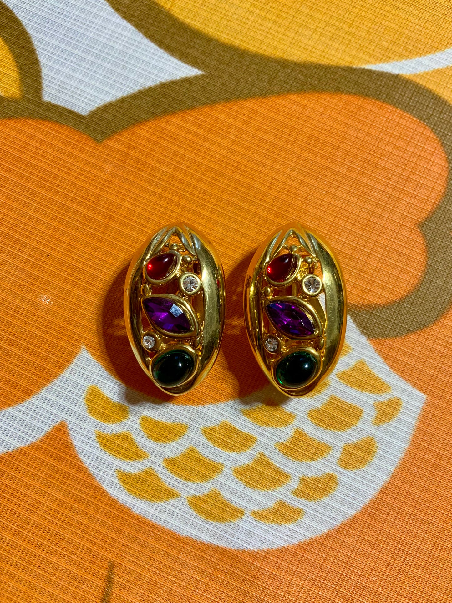Boucles d’oreilles chic métal doré et pierres colorées 1980