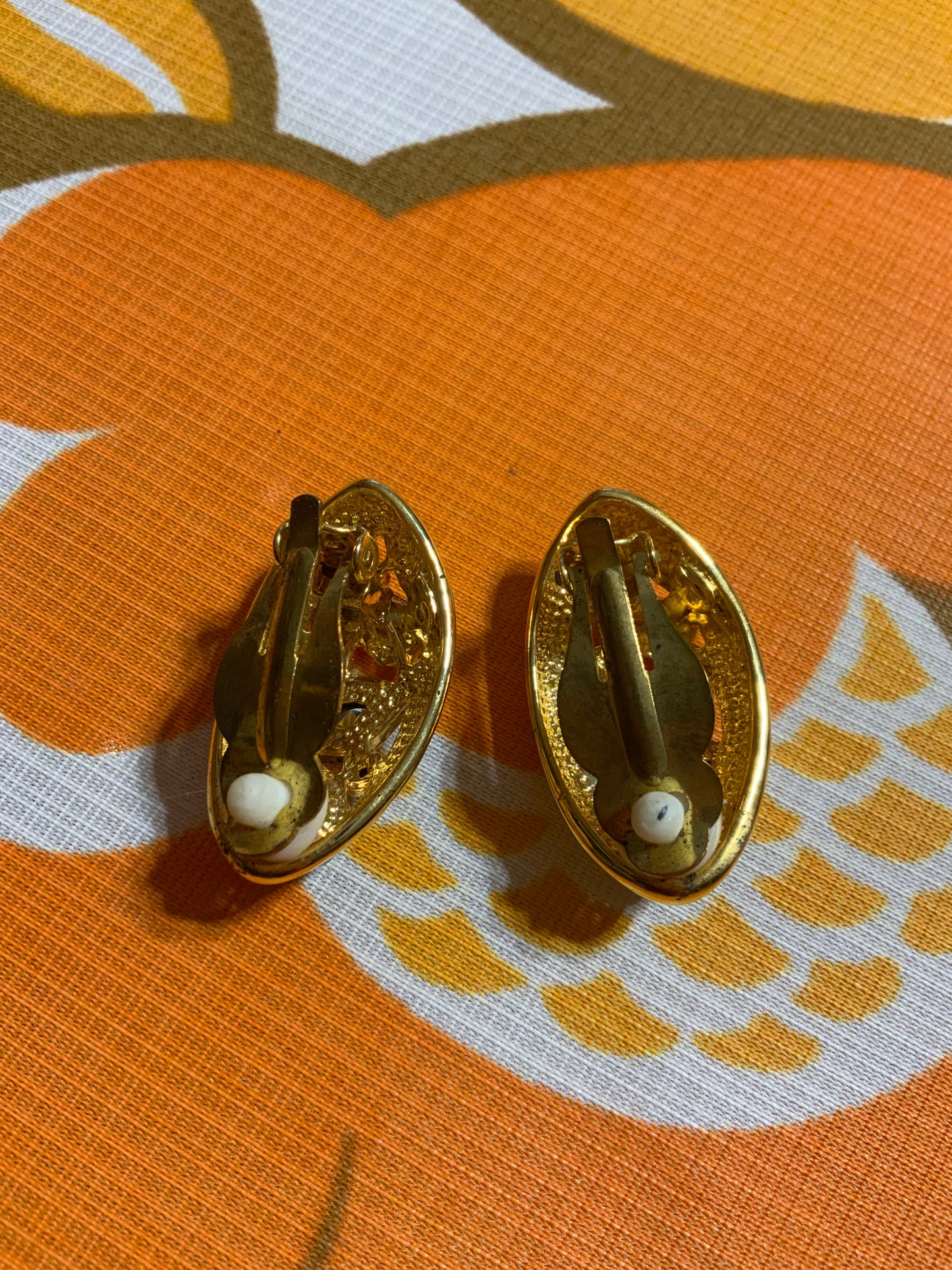 Boucles d’oreilles chic métal doré et pierres colorées 1980