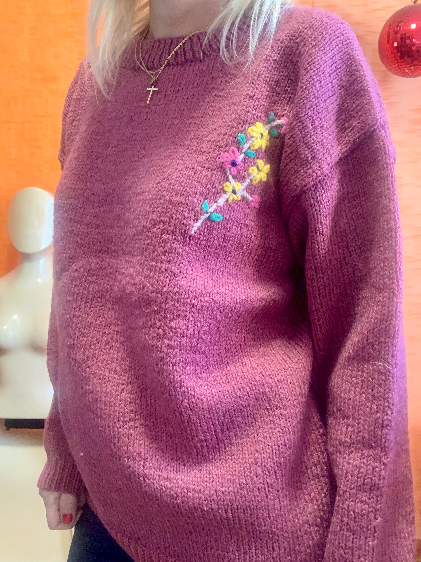 Pull tricoté vieux rose avec fleurs brodées Vintage 1980
