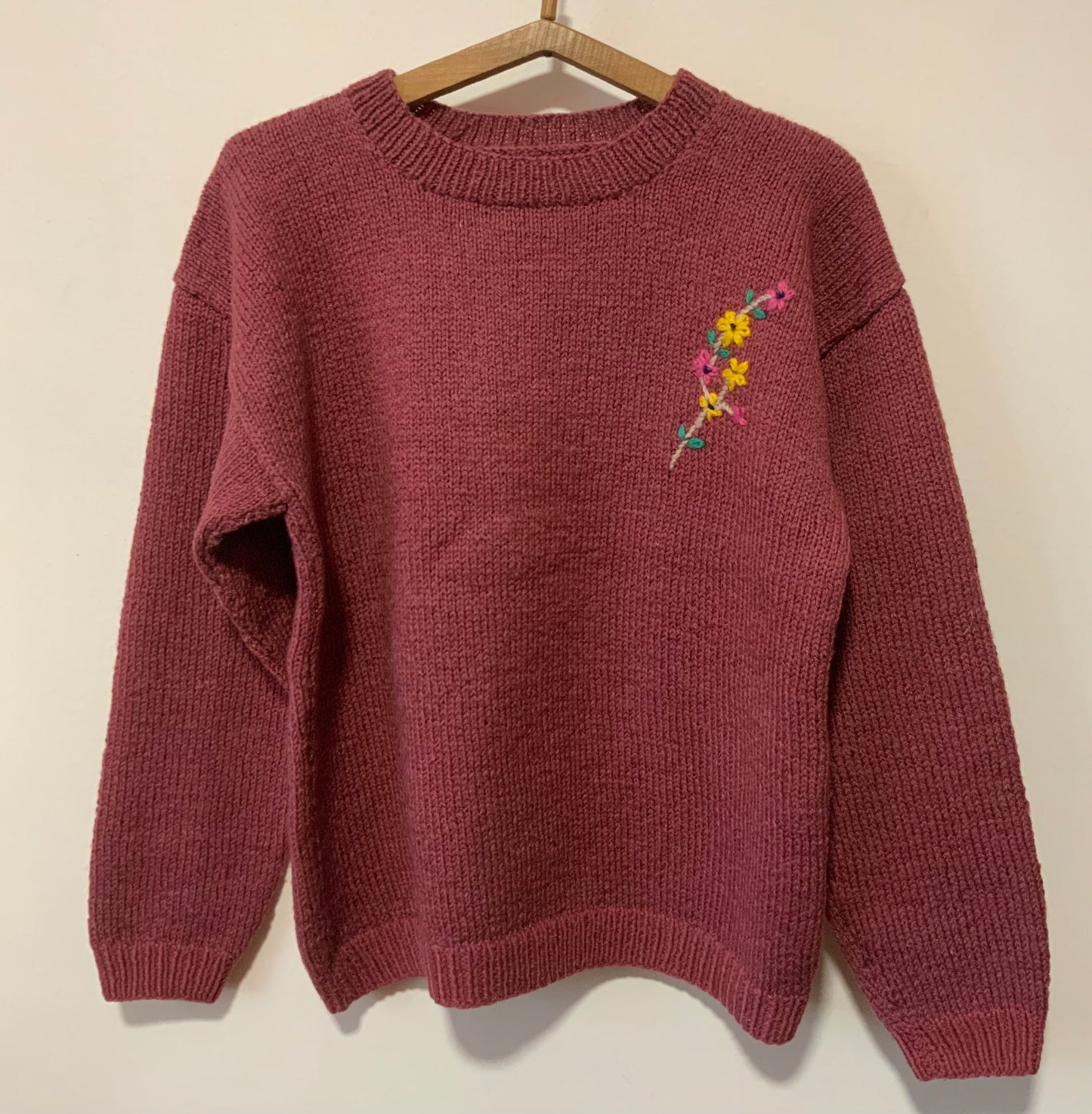 Pull tricoté vieux rose avec fleurs brodées Vintage 1980