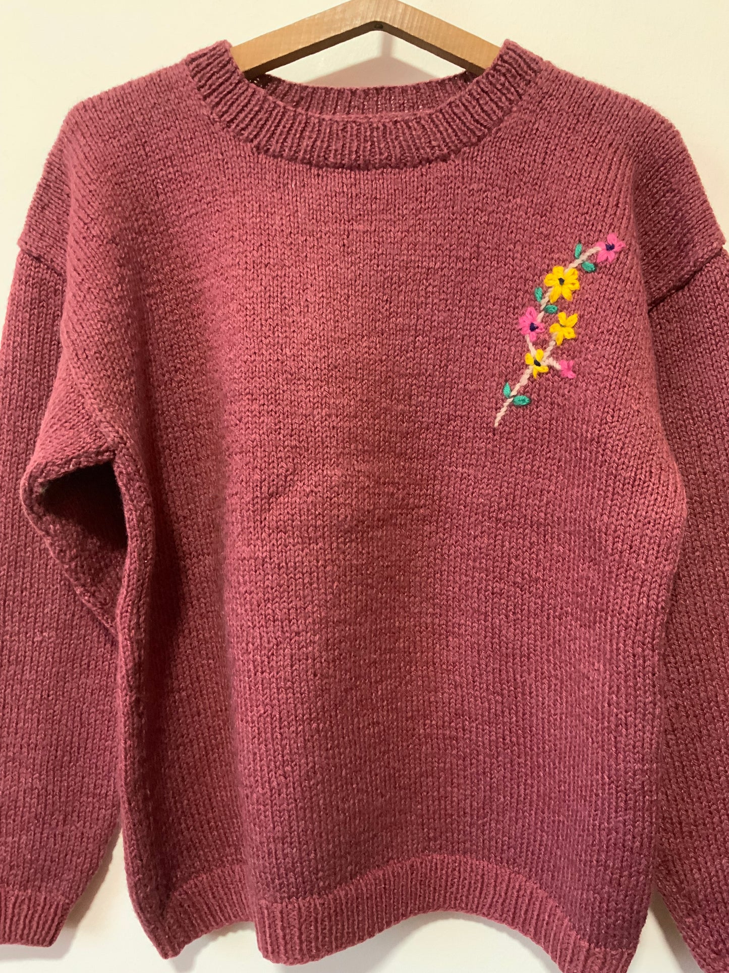Pull tricoté vieux rose avec fleurs brodées Vintage 1980