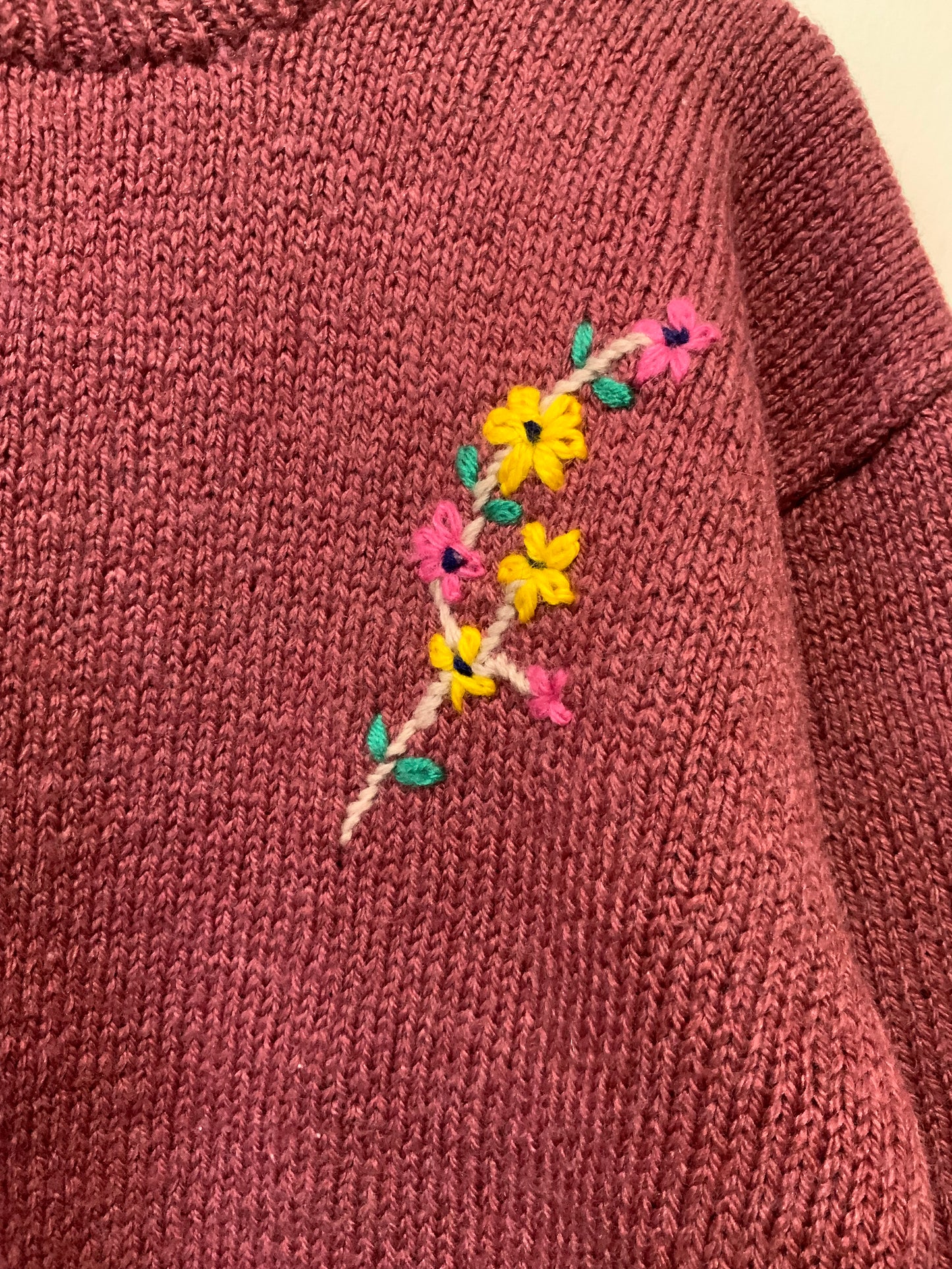 Pull tricoté vieux rose avec fleurs brodées Vintage 1980