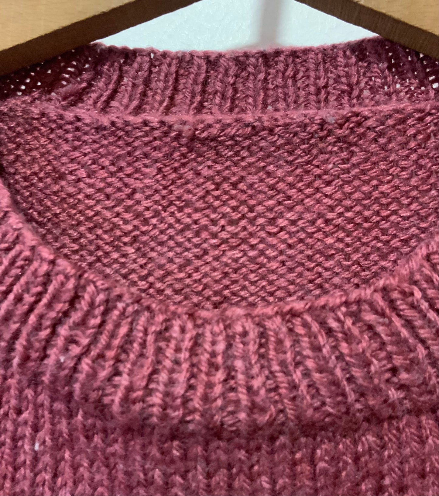 Pull tricoté vieux rose avec fleurs brodées Vintage 1980