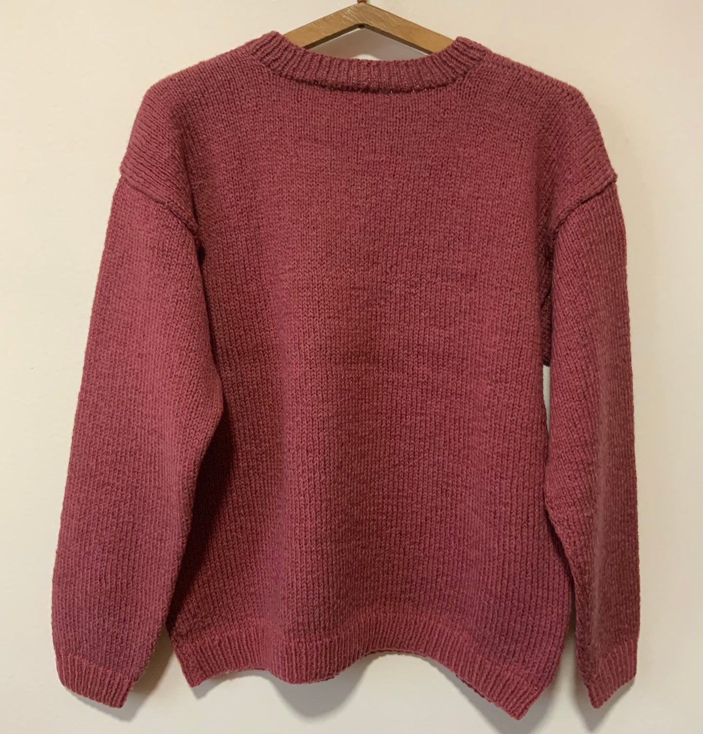 Pull tricoté vieux rose avec fleurs brodées Vintage 1980