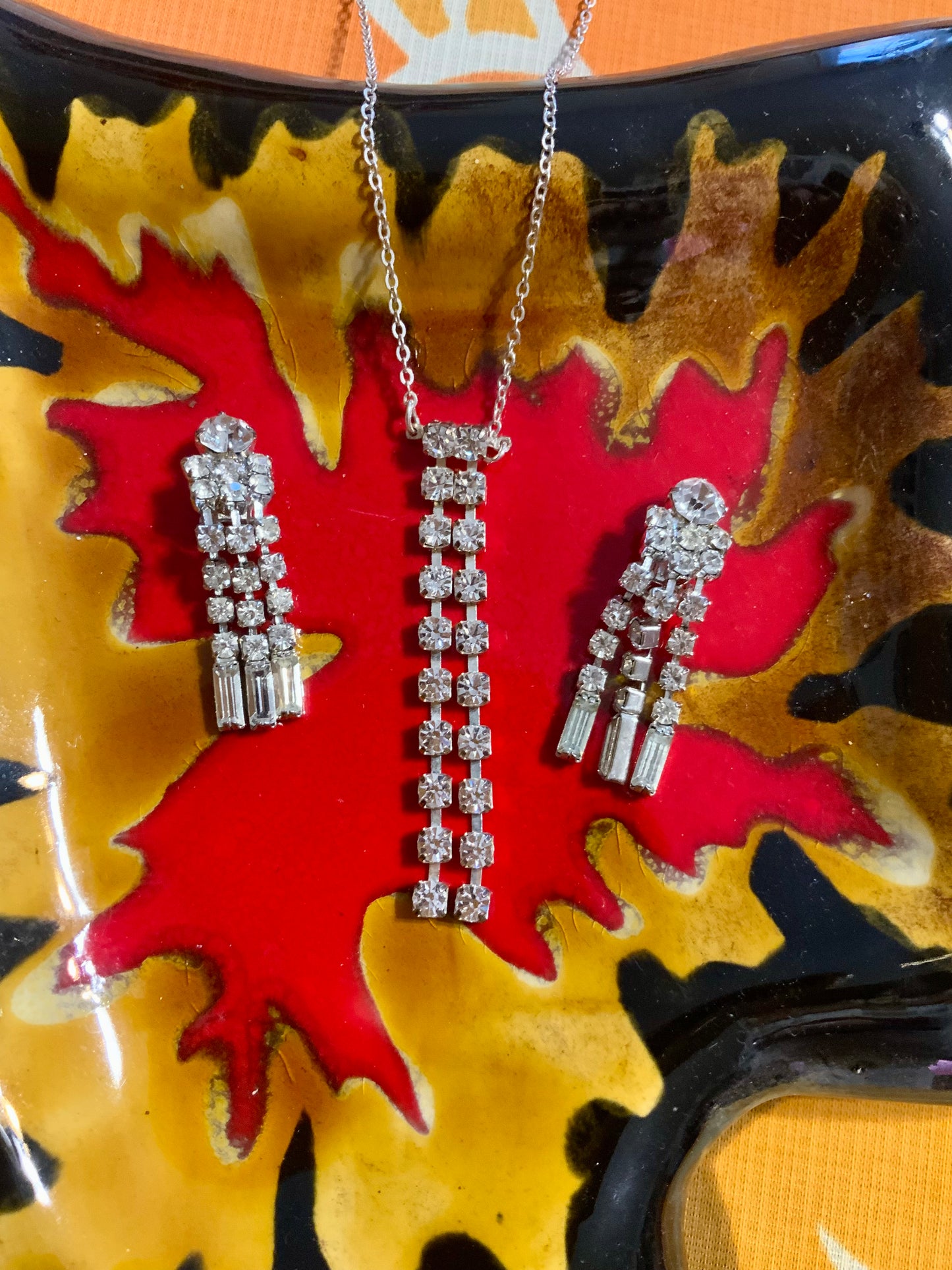 Ensemble Collier et ses boucles d’oreilles pendantes Strass Vintage 2000’