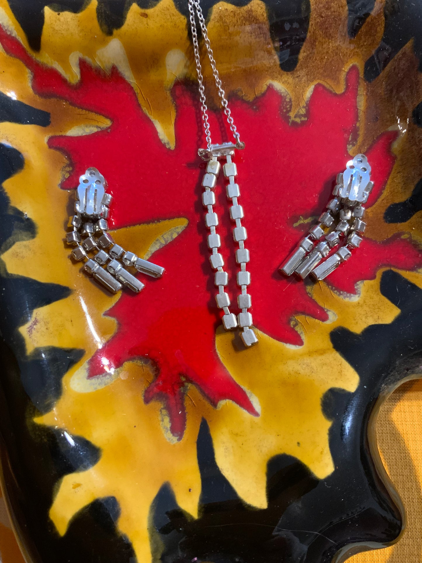 Ensemble Collier et ses boucles d’oreilles pendantes Strass Vintage 2000’