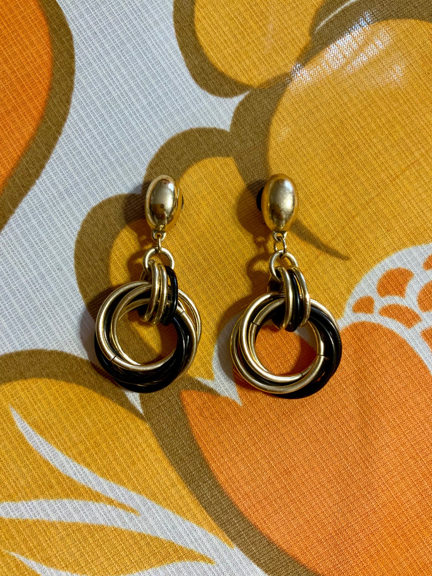 Boucles d’oreilles 1980 créoles pendantes fun métal