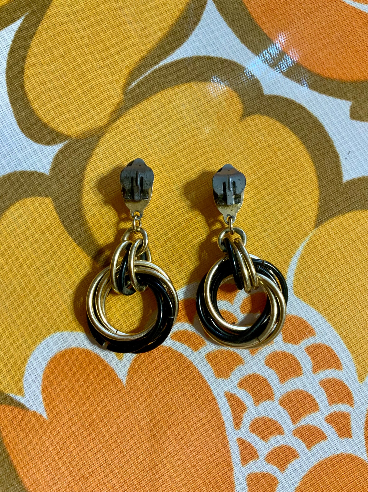 Boucles d’oreilles 1980 créoles pendantes fun métal