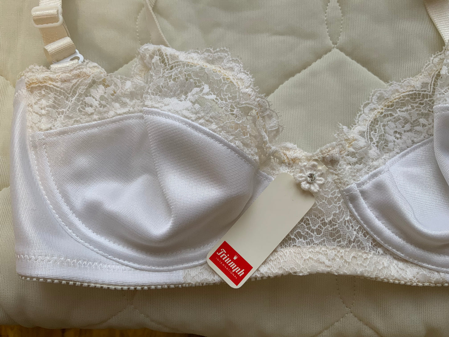 Soutien gorge Scarlet de Triumph neuf 1986 dans sa boîte Vintage