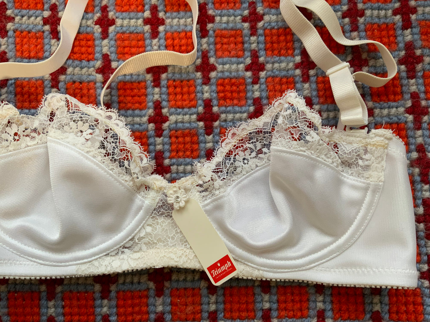 Soutien gorge Scarlet de Triumph neuf 1986 dans sa boîte Vintage