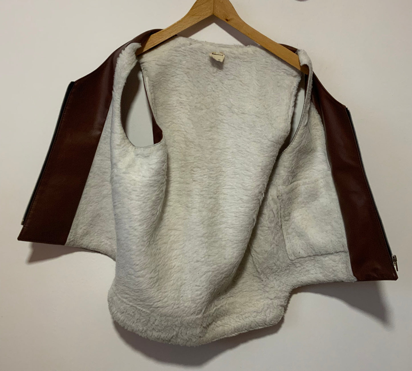 Blouson sans manche en simili Cuir Marron et Moumoute Vintage -