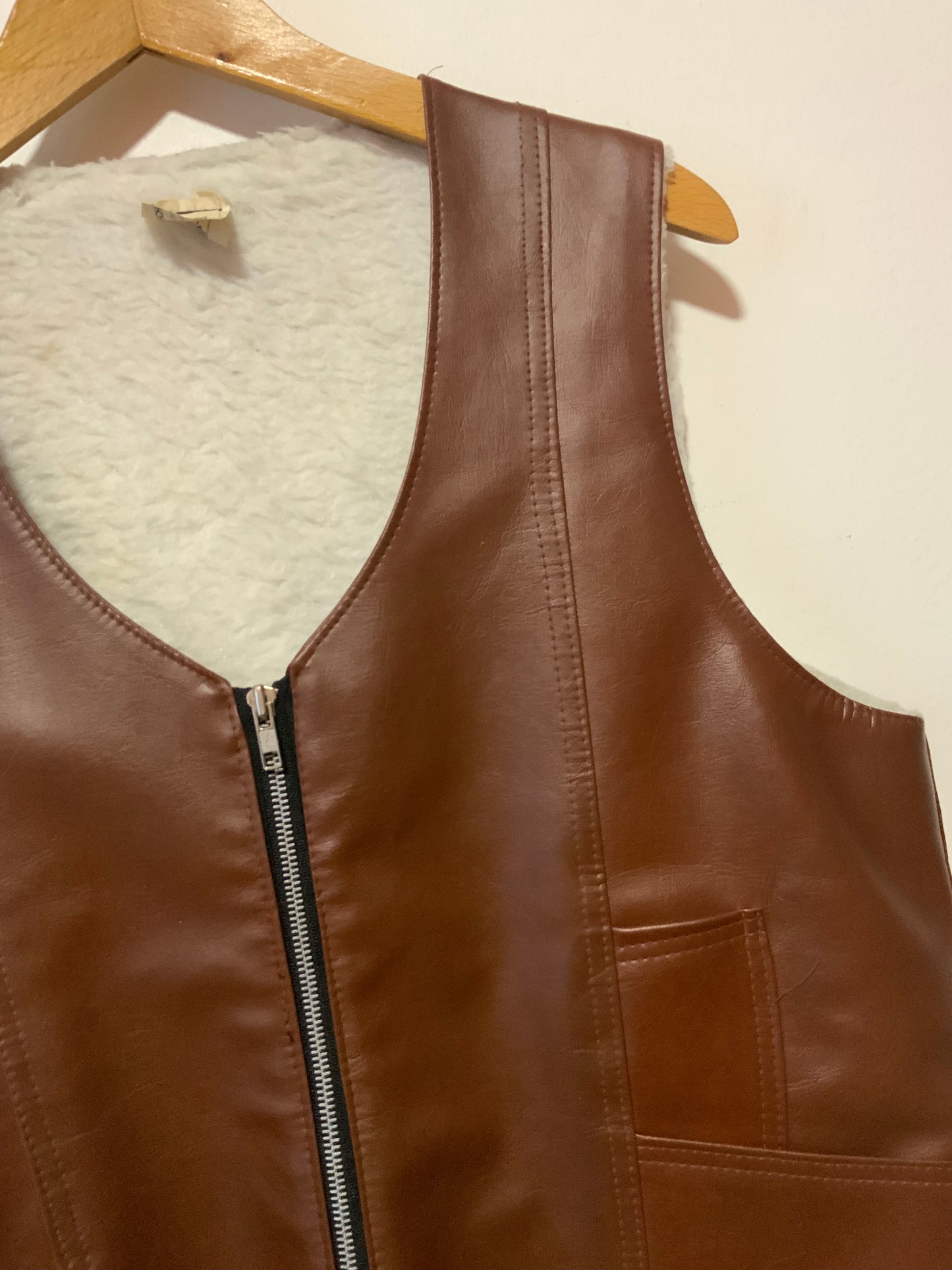 Blouson sans manche en simili Cuir Marron et Moumoute Vintage -