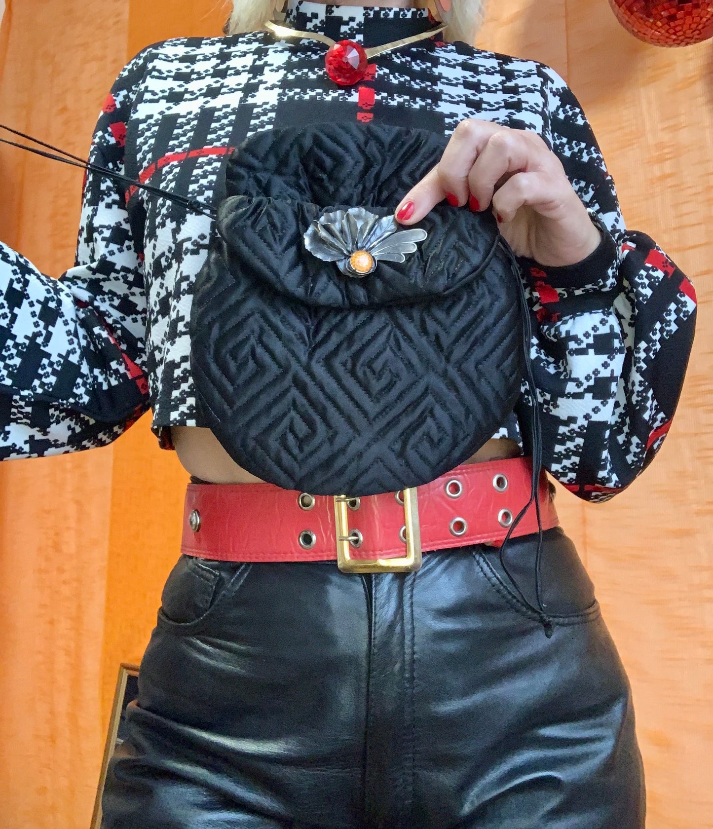 Petit sac bourse matelassé avec bijoux métal Vintage 1960
