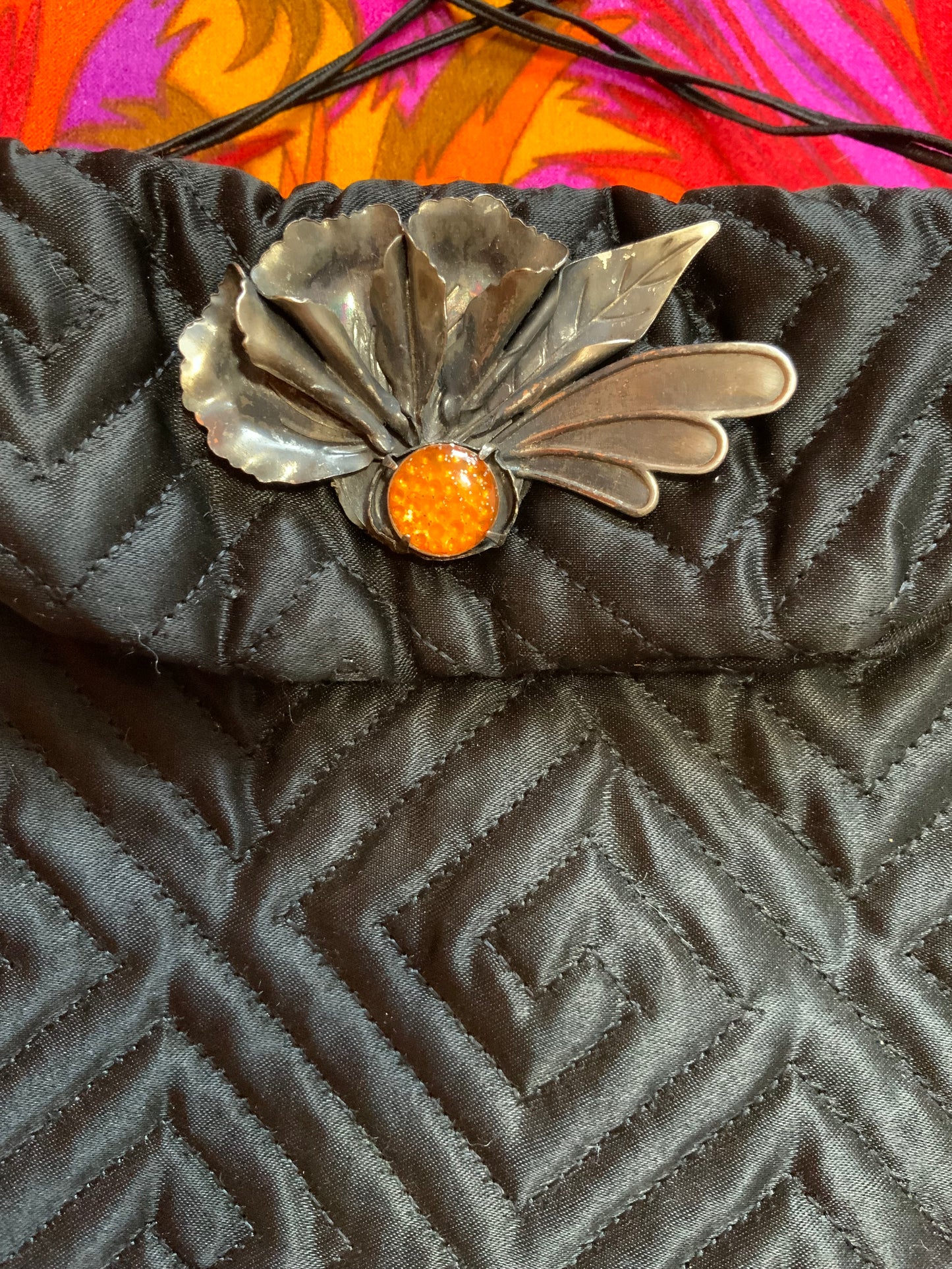 Petit sac bourse matelassé avec bijoux métal Vintage 1960