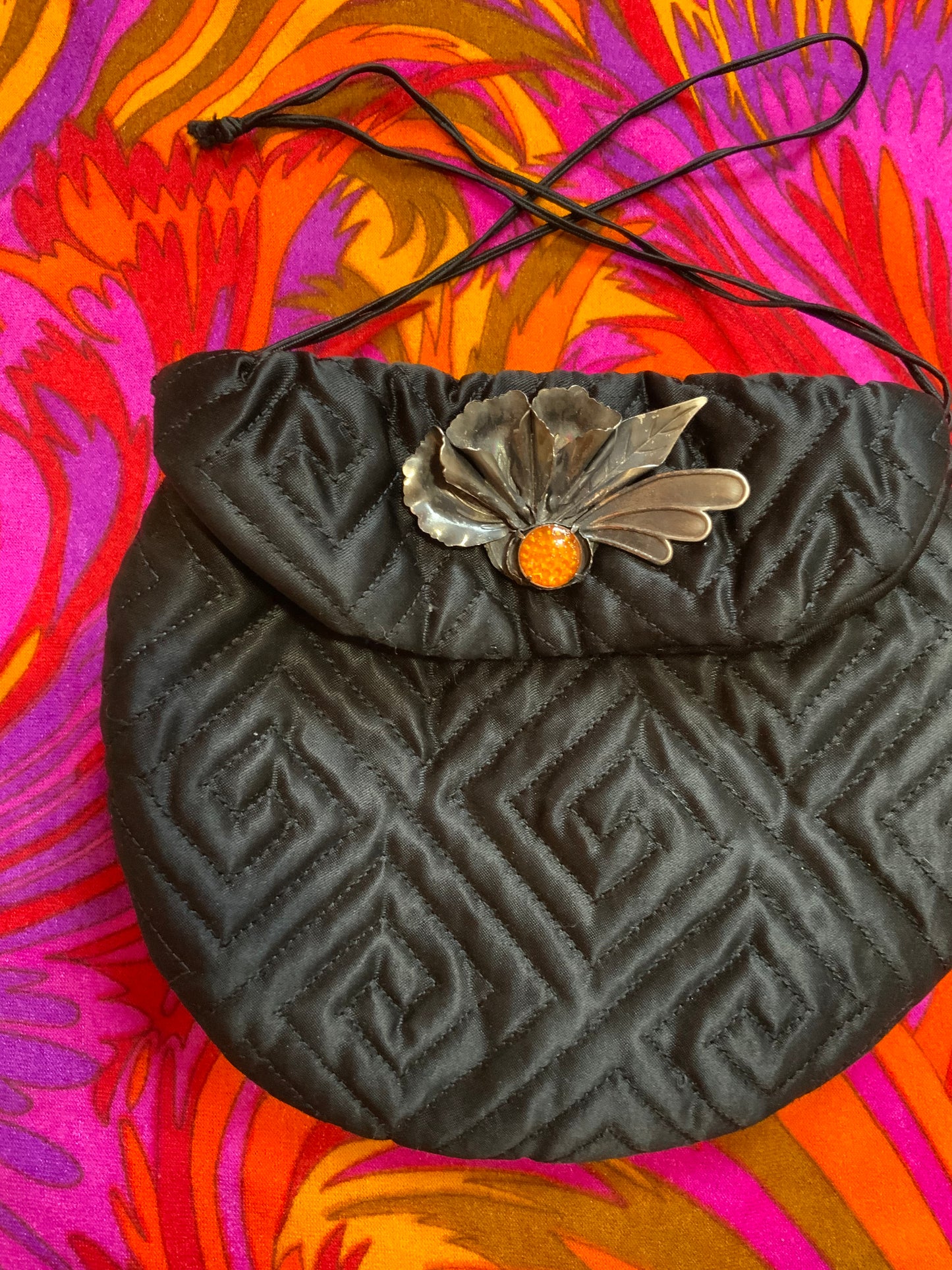 Petit sac bourse matelassé avec bijoux métal Vintage 1960