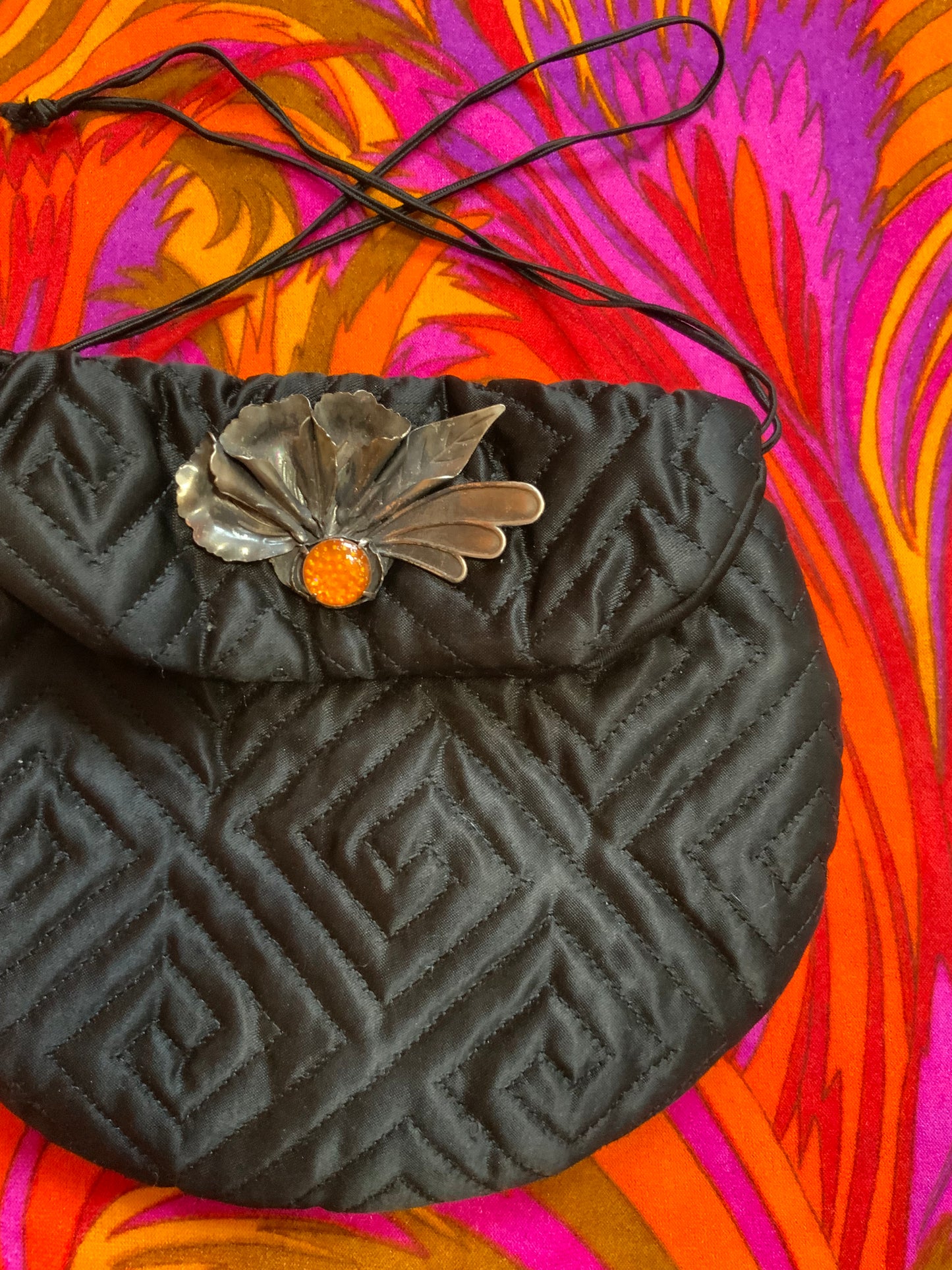 Petit sac bourse matelassé avec bijoux métal Vintage 1960