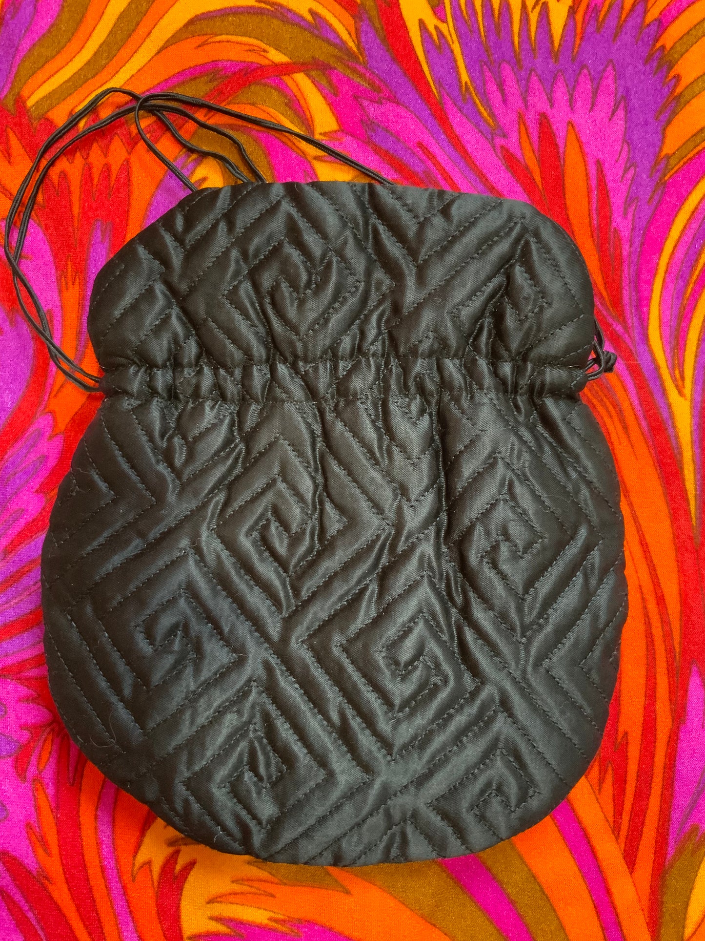 Petit sac bourse matelassé avec bijoux métal Vintage 1960