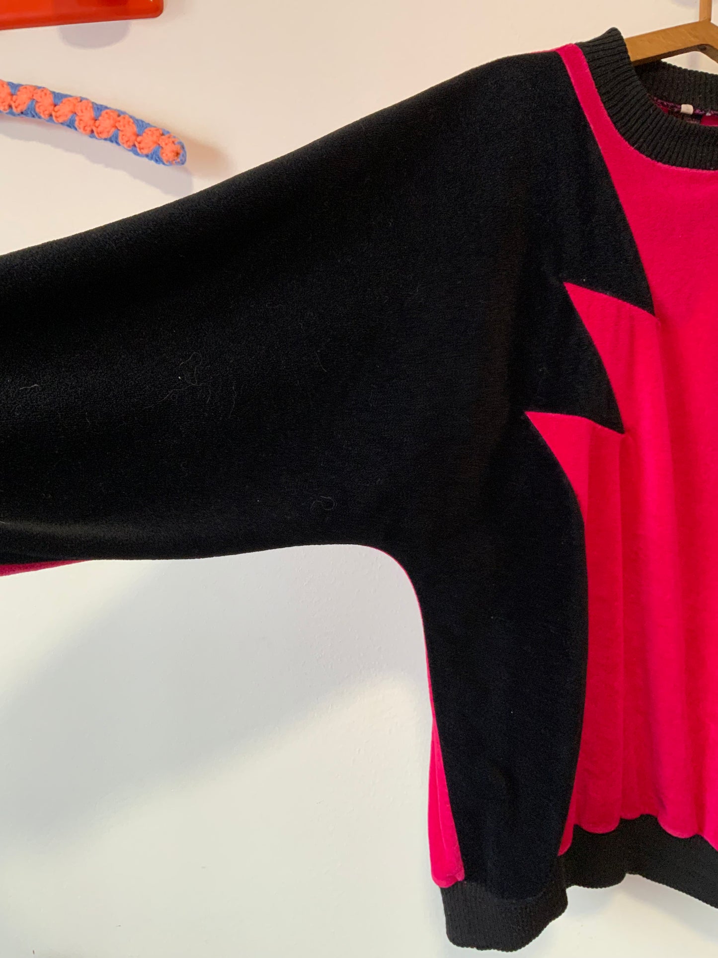 Sweat en velours Motifs rose vif et noir Pur Vintage 1980 Original
