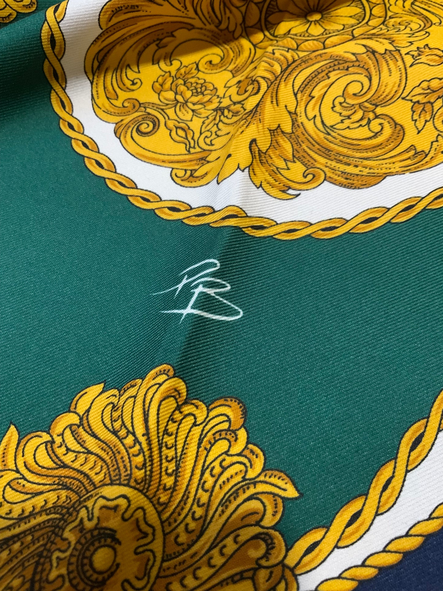 Foulard Pierre Balmain Classique Chic Vintage Motifs Fleurs de Lys
