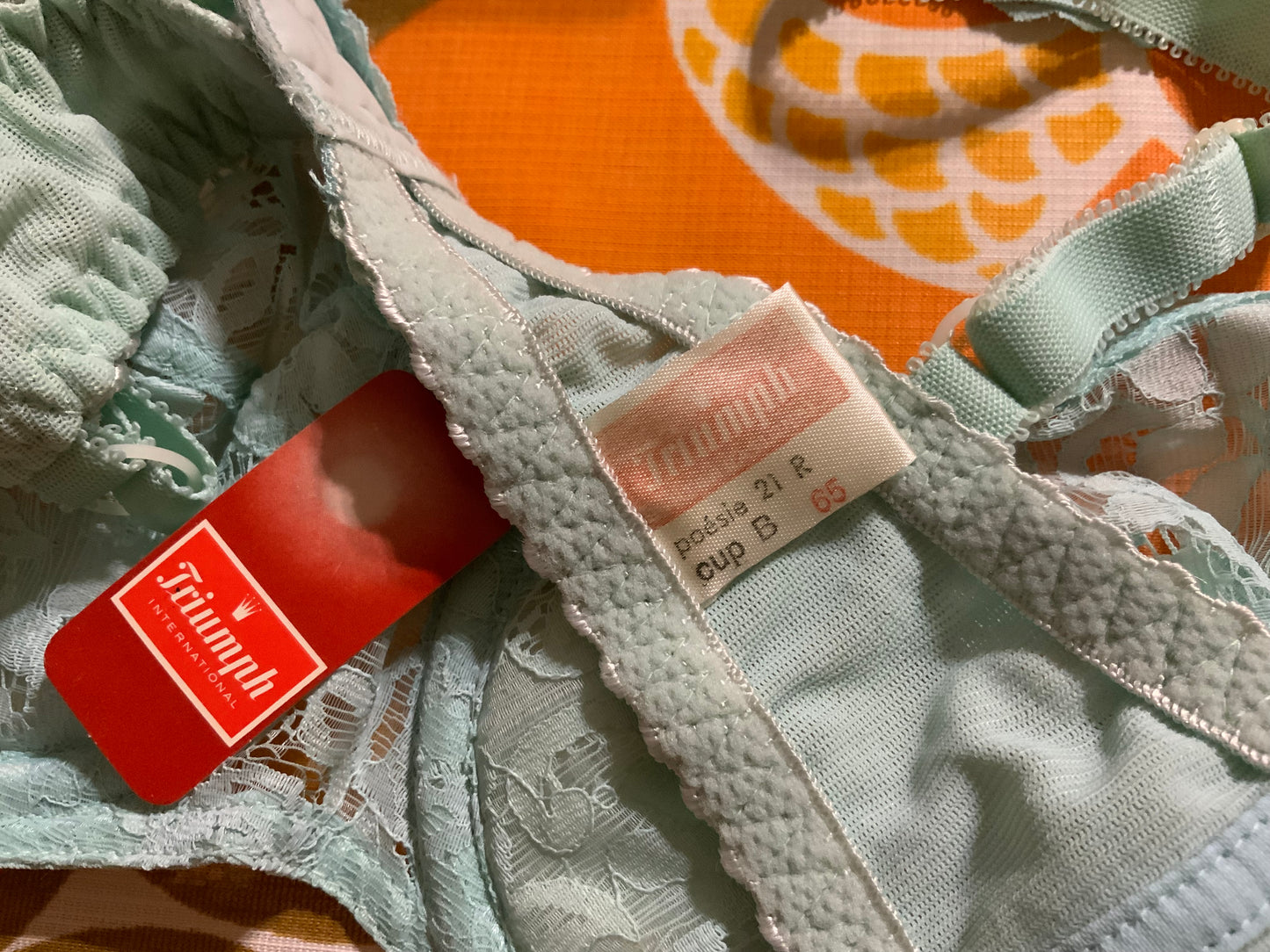 Soutien-gorge Triumph Modèle Poésie couleur menthe Vintage 1970 Dentelle Fleurs