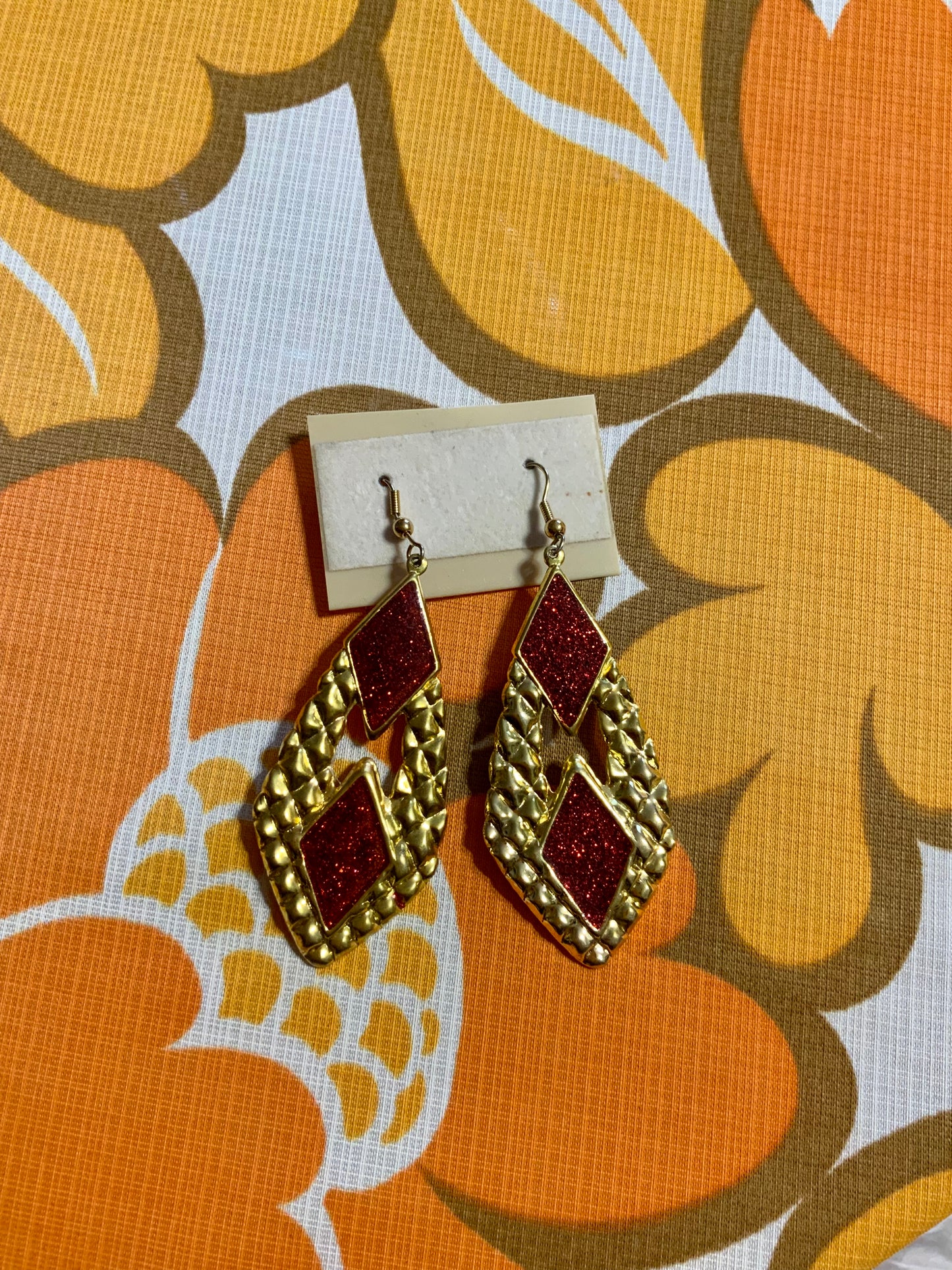 Boucles d’oreilles pendante dorées et paillettes rouges Vintage 1990