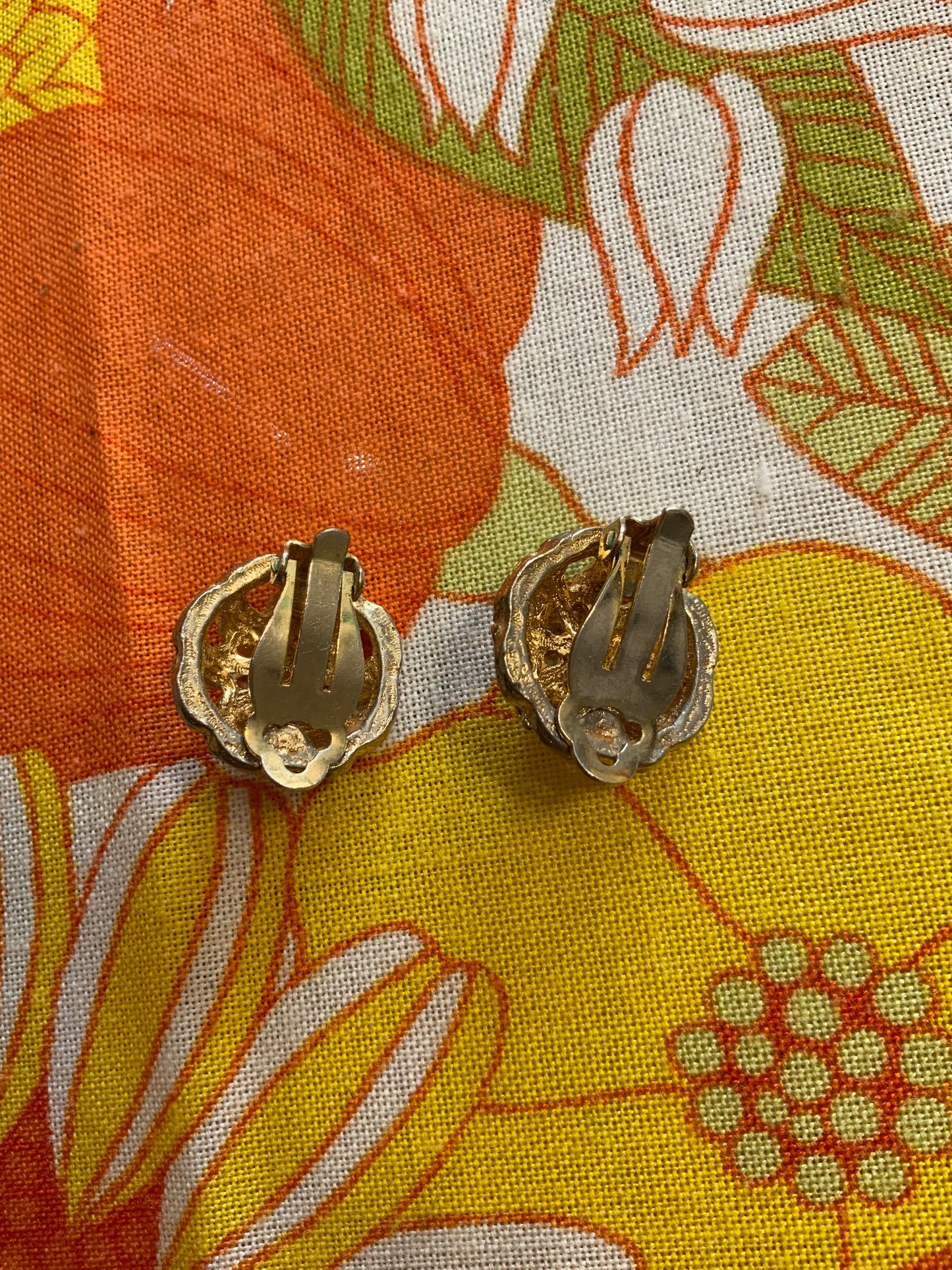 Boucles d’oreilles Fleurs Anciennes Métal doré, Strass et Perles Vintage