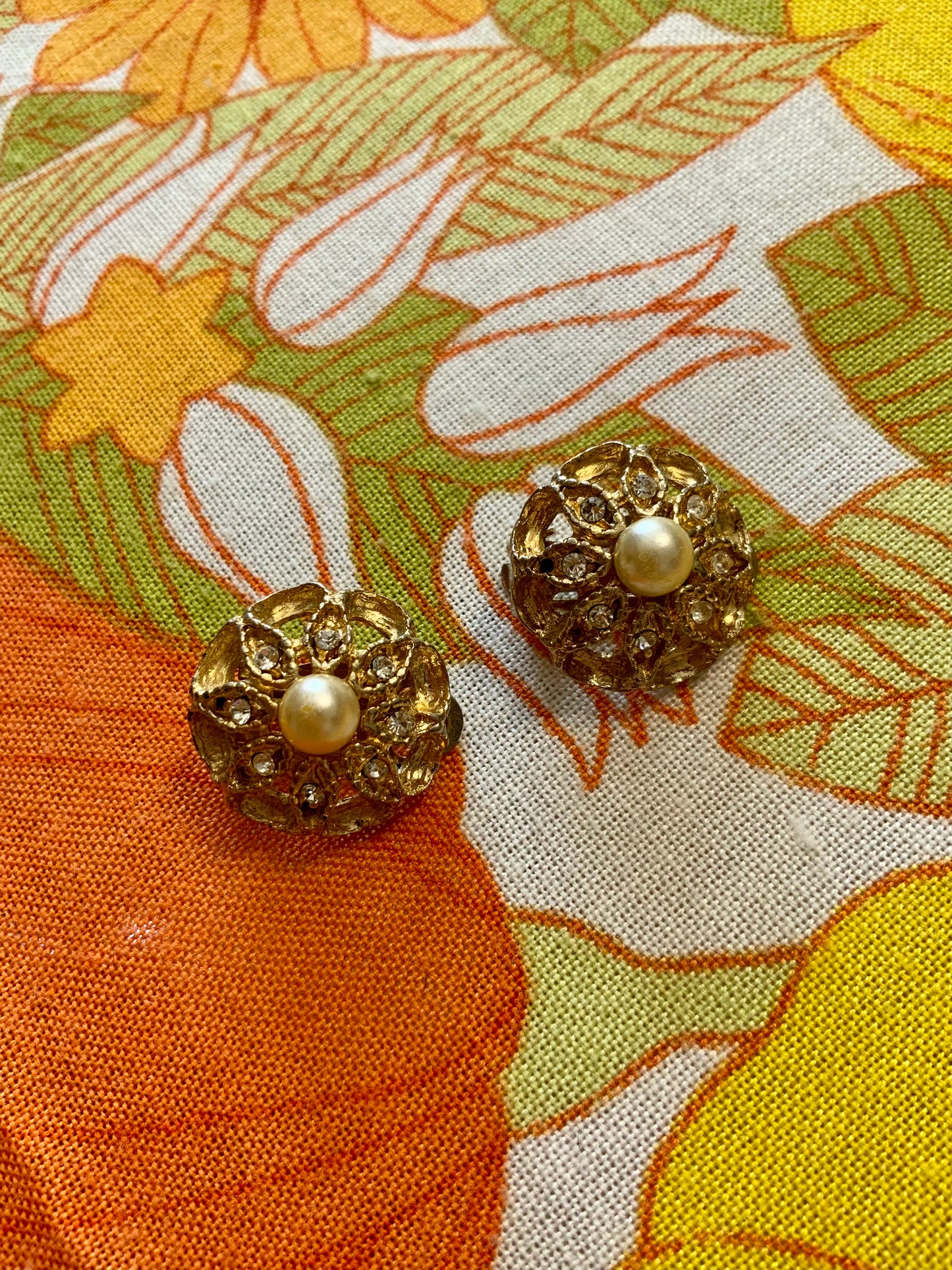 Boucles d’oreilles Fleurs Anciennes Métal doré, Strass et Perles Vintage
