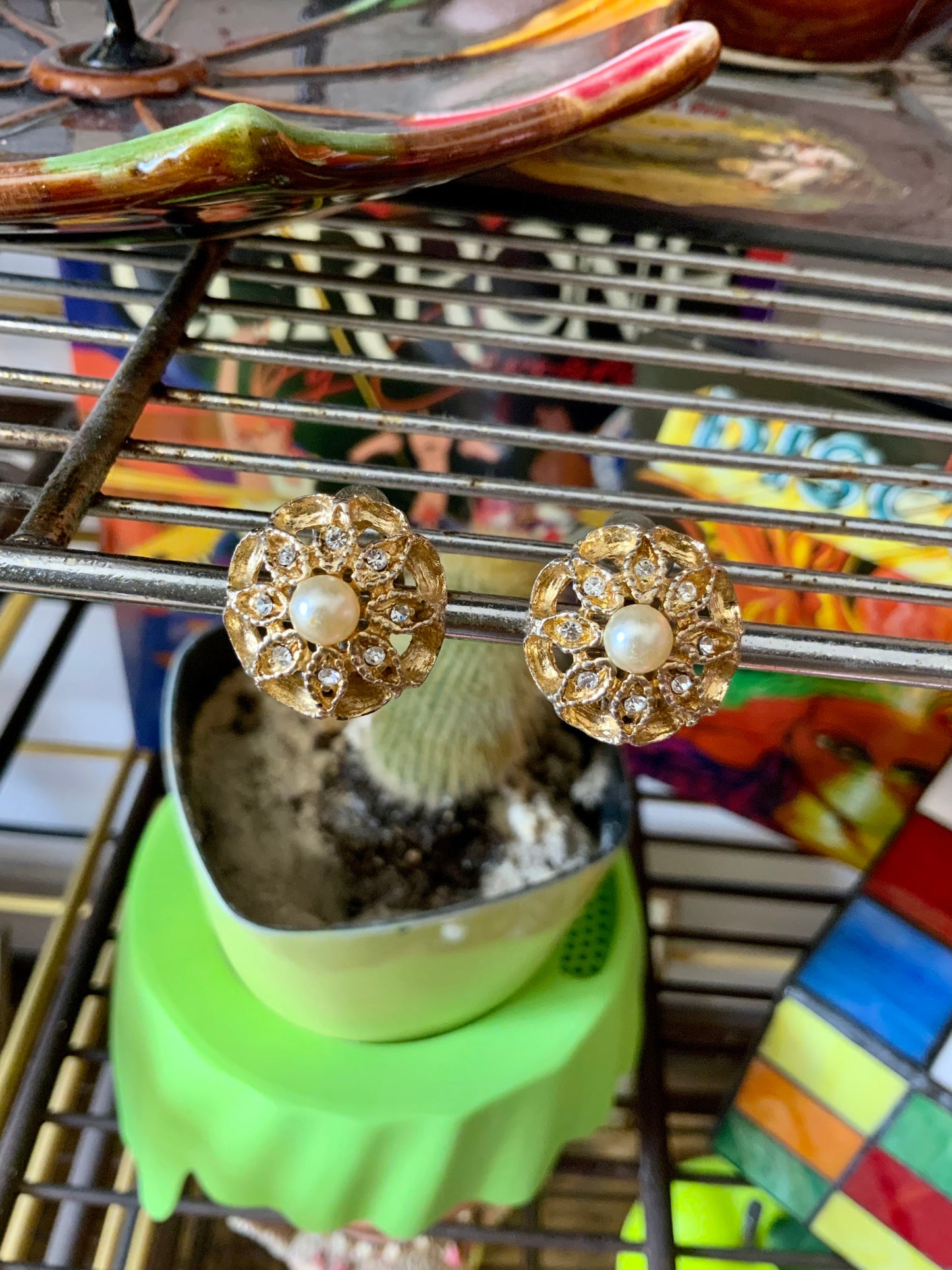 Boucles d’oreilles Fleurs Anciennes Métal doré, Strass et Perles Vintage