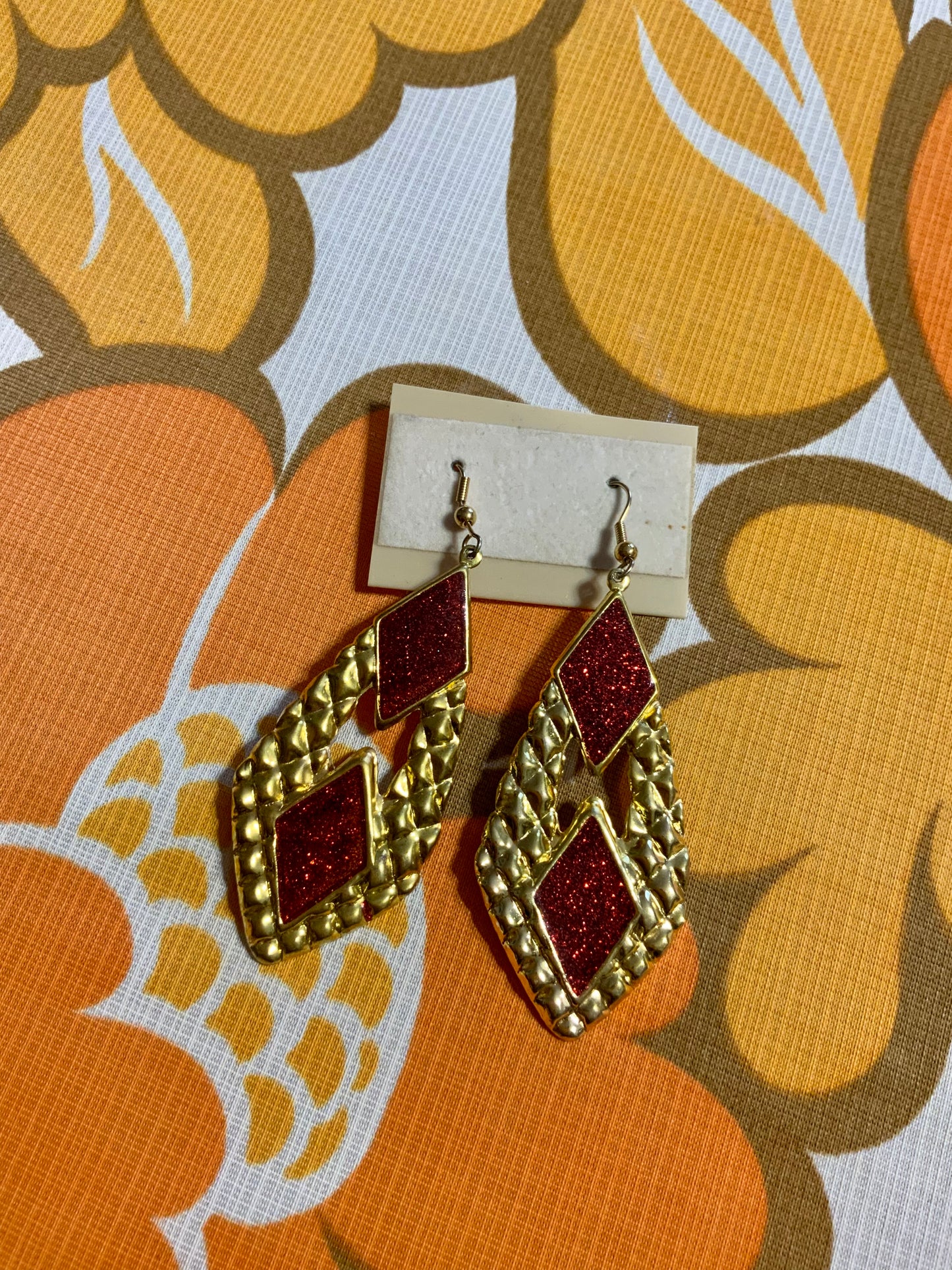 Boucles d’oreilles pendante dorées et paillettes rouges Vintage 1990
