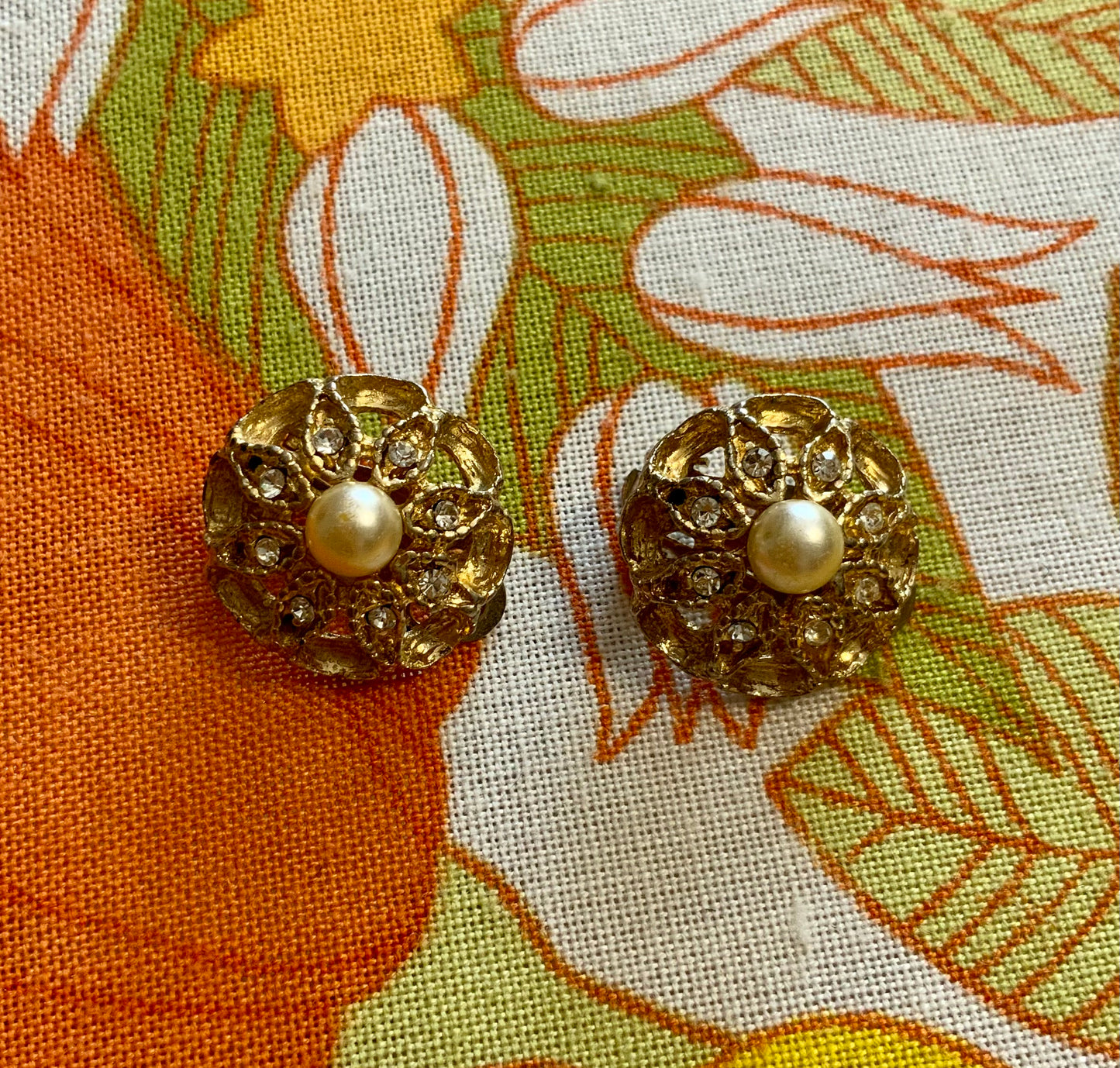 Boucles d’oreilles Fleurs Anciennes Métal doré, Strass et Perles Vintage