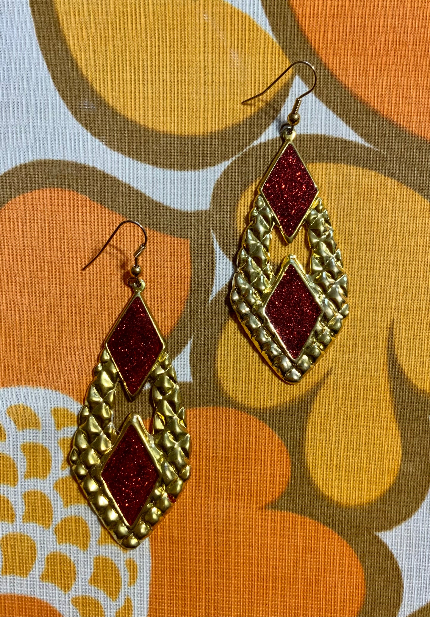 Boucles d’oreilles pendante dorées et paillettes rouges Vintage 1990