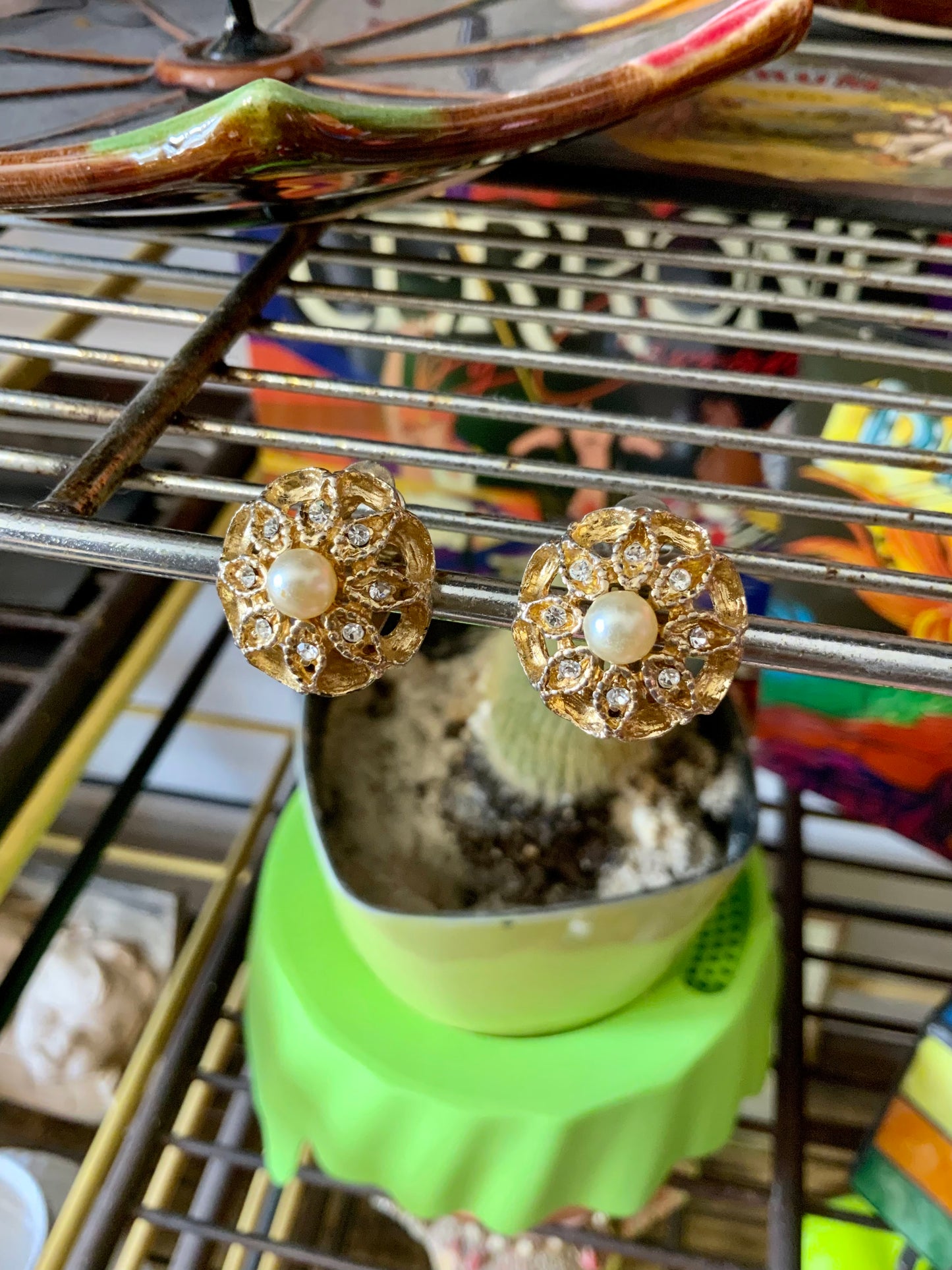 Boucles d’oreilles Fleurs Anciennes Métal doré, Strass et Perles Vintage