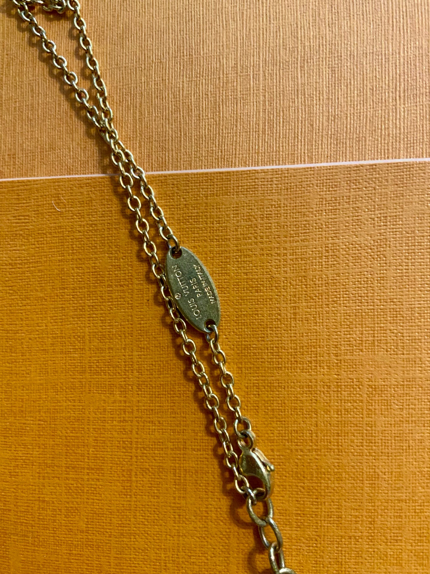 Louis Vuitton Collier Essential V Luxe-