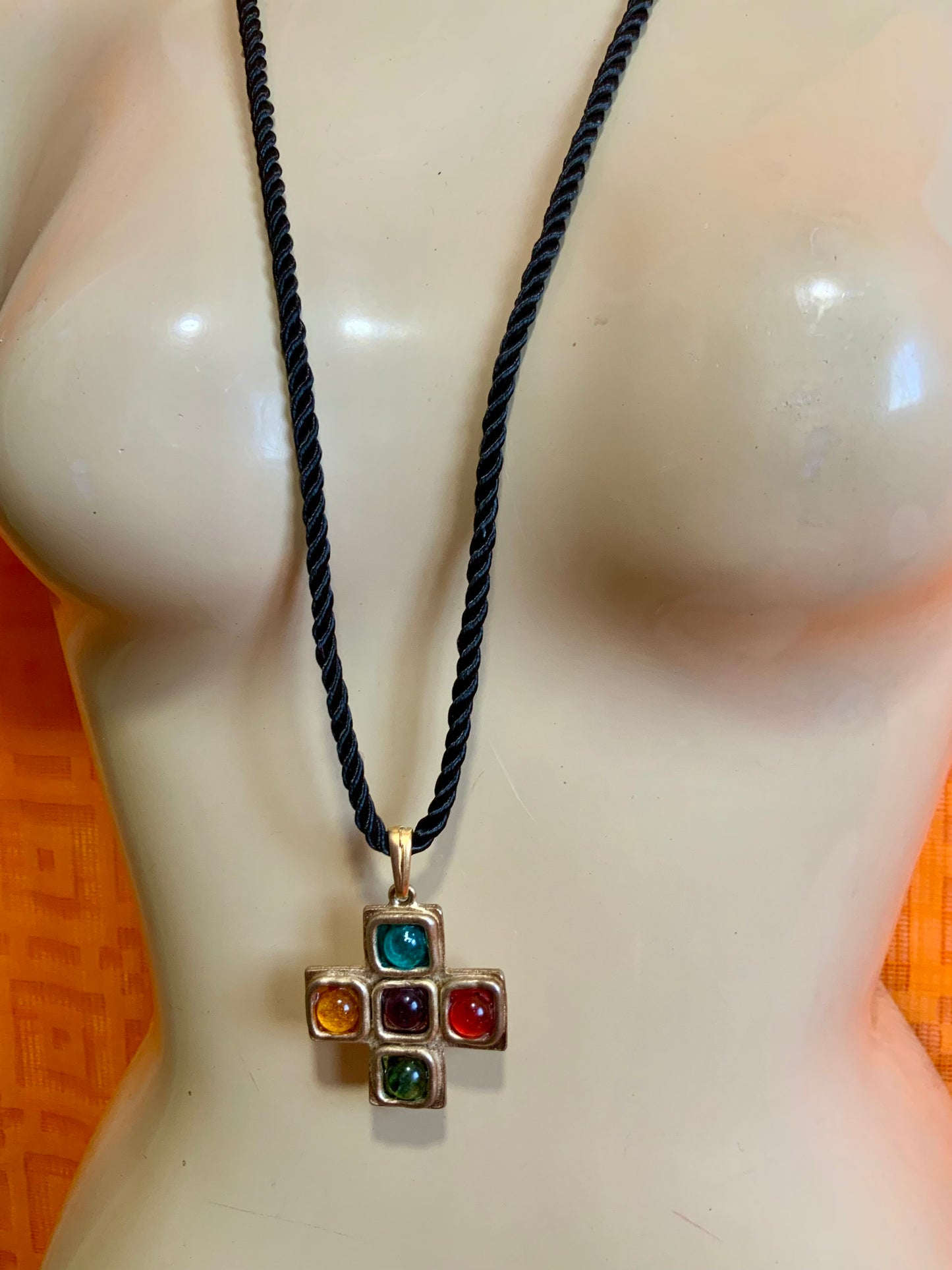 Collier et pendentif croix Jacky de G France Vintage