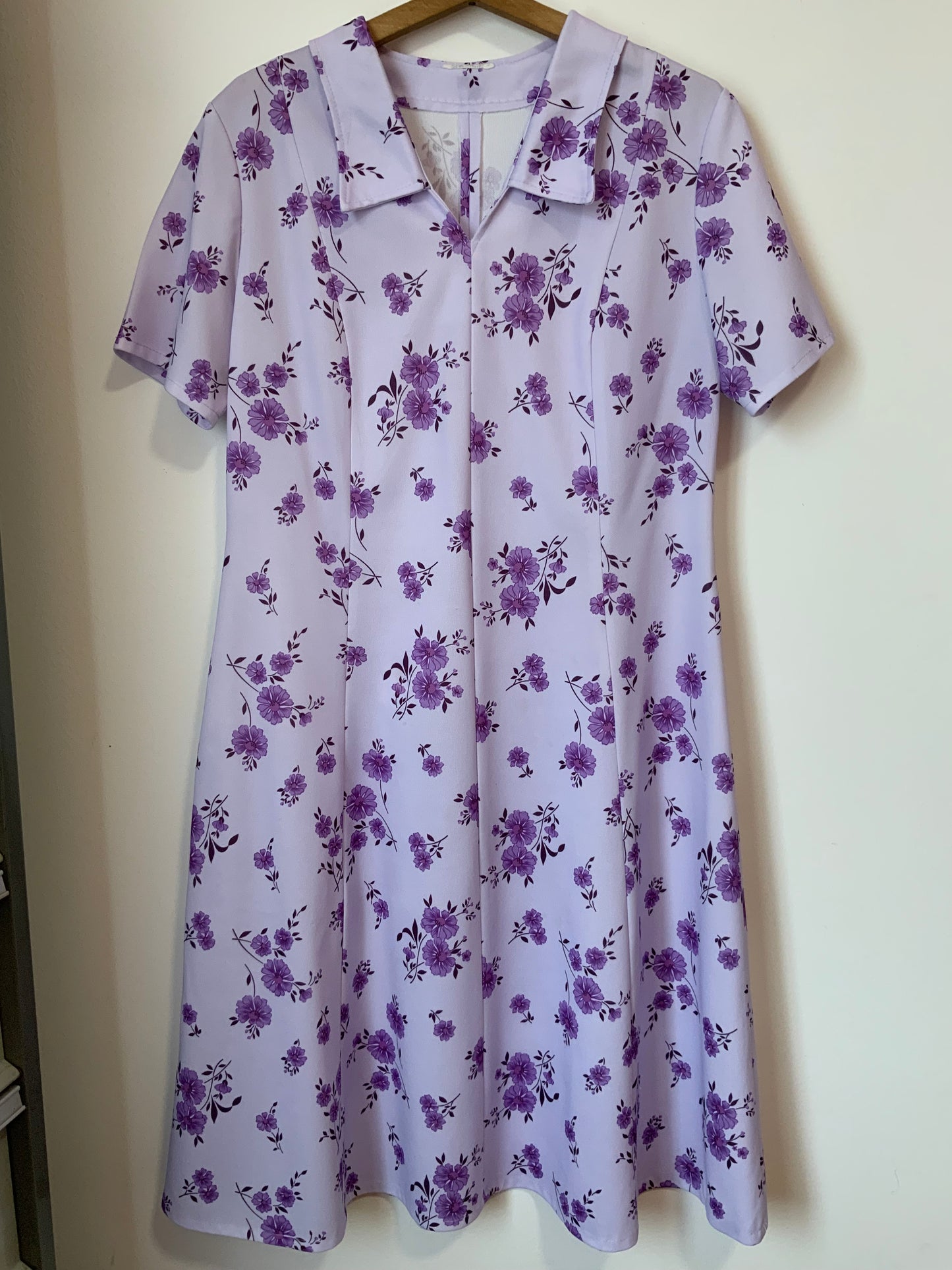 Robe mauve à fleurs violettes Vintage 1970- T44