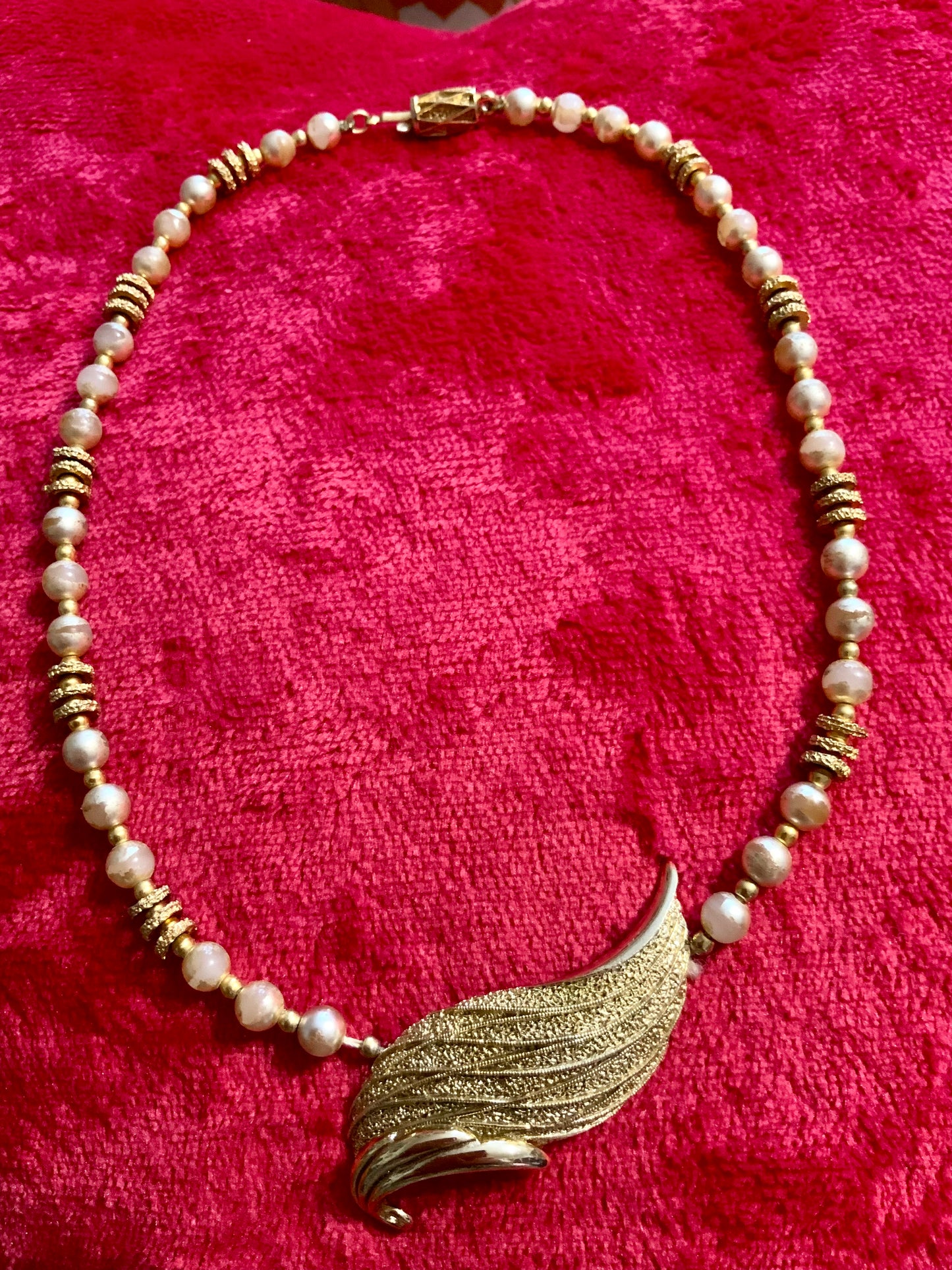 Collier Balenciaga Vintage Perles et plaqué or - Elegance Ancienne