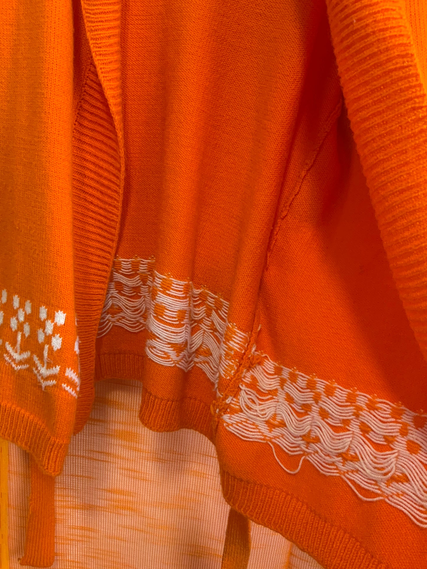 Gilet orange Tricoté Vintage 1970 Fleurs
