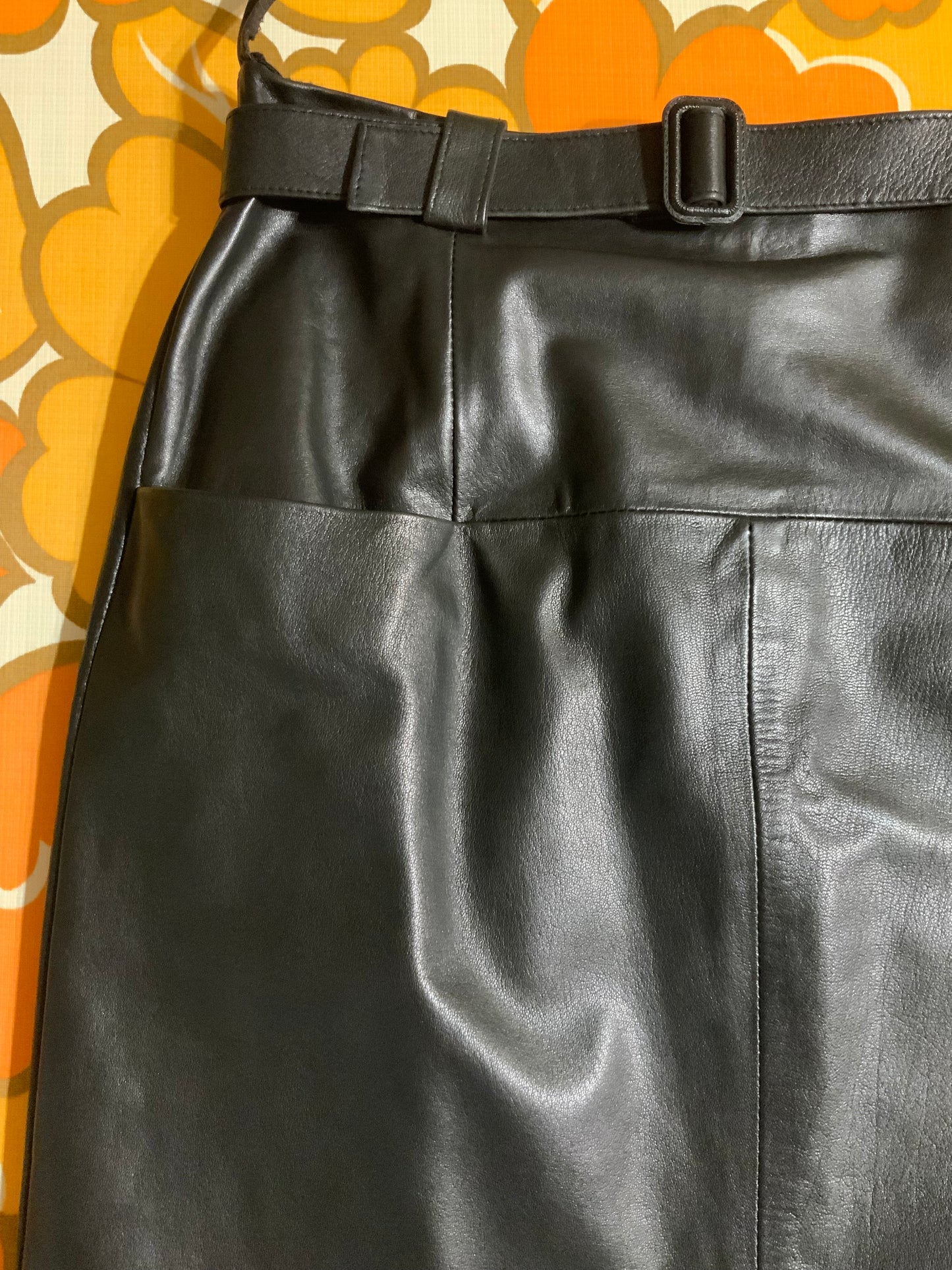 Jupe droite en Cuir noir Vintage-T34