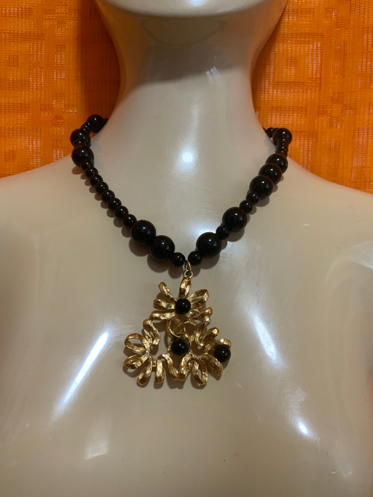 Collier Rochas Merveilleux et impressionnant France Paris Luxe.