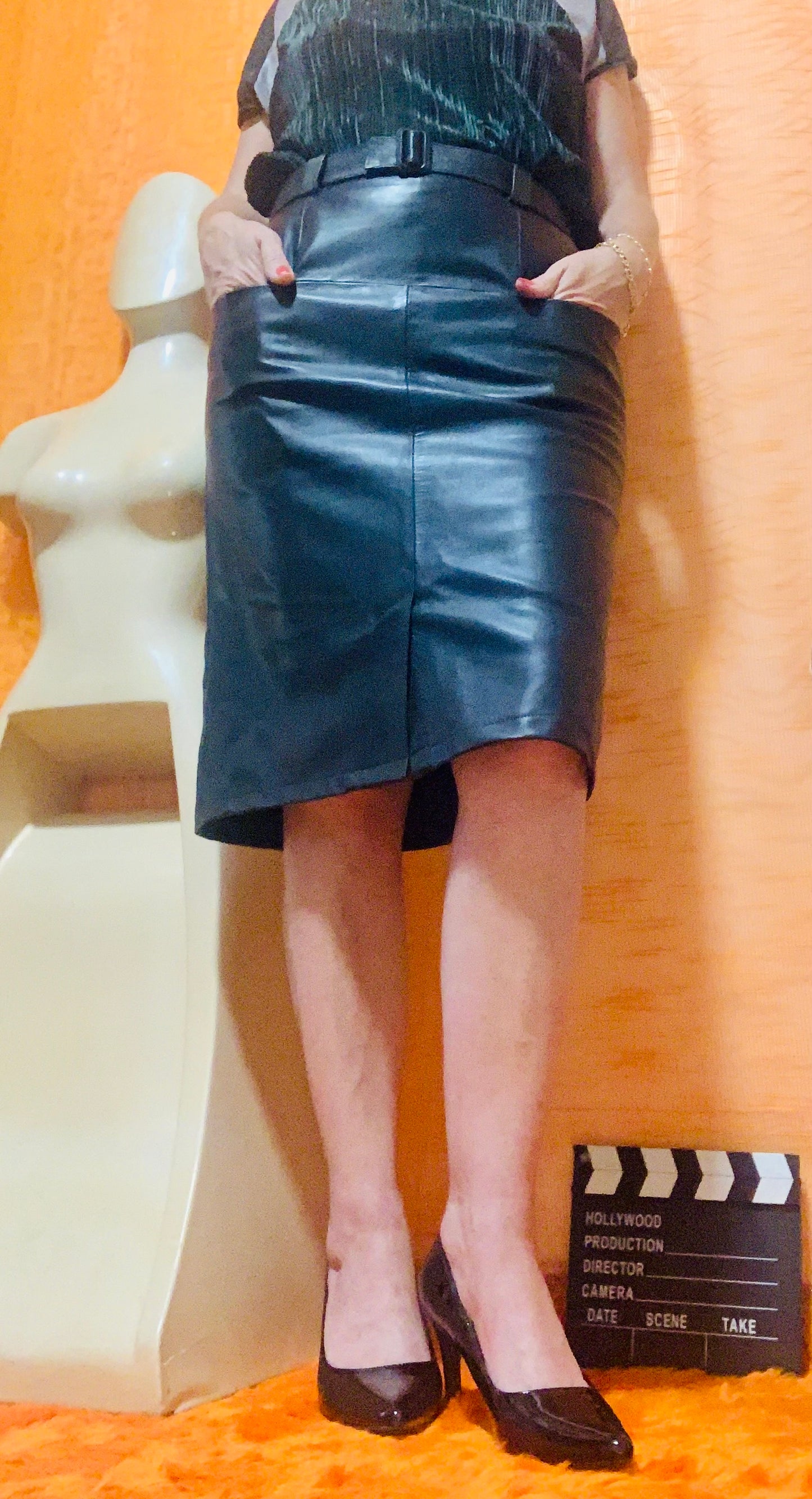 Jupe droite en Cuir noir Vintage-T34