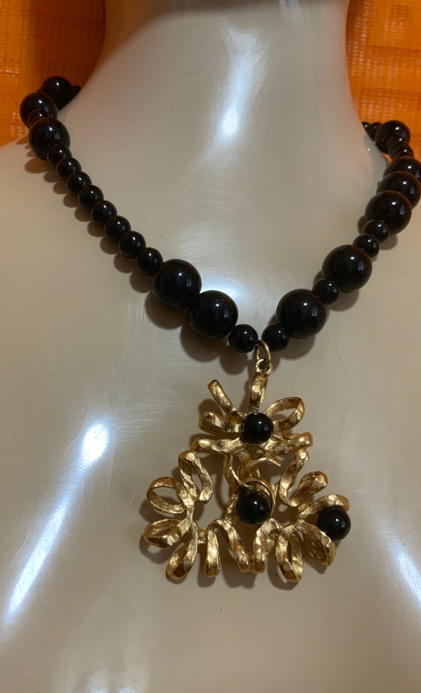 Collier Rochas Merveilleux et impressionnant France Paris Luxe.