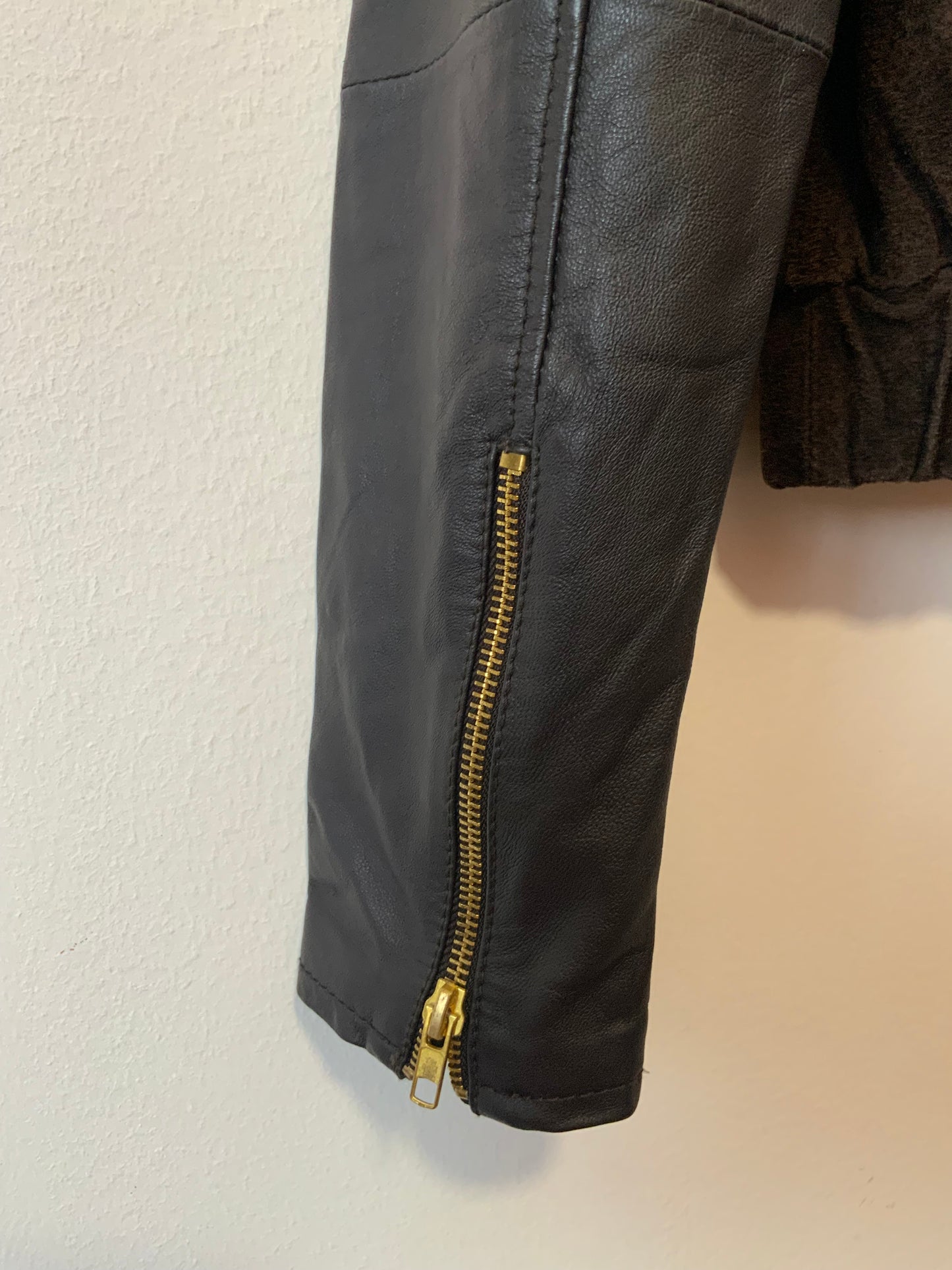 Blouson Cuir Daim Court Tendance- Vintage 2000’ T.XS