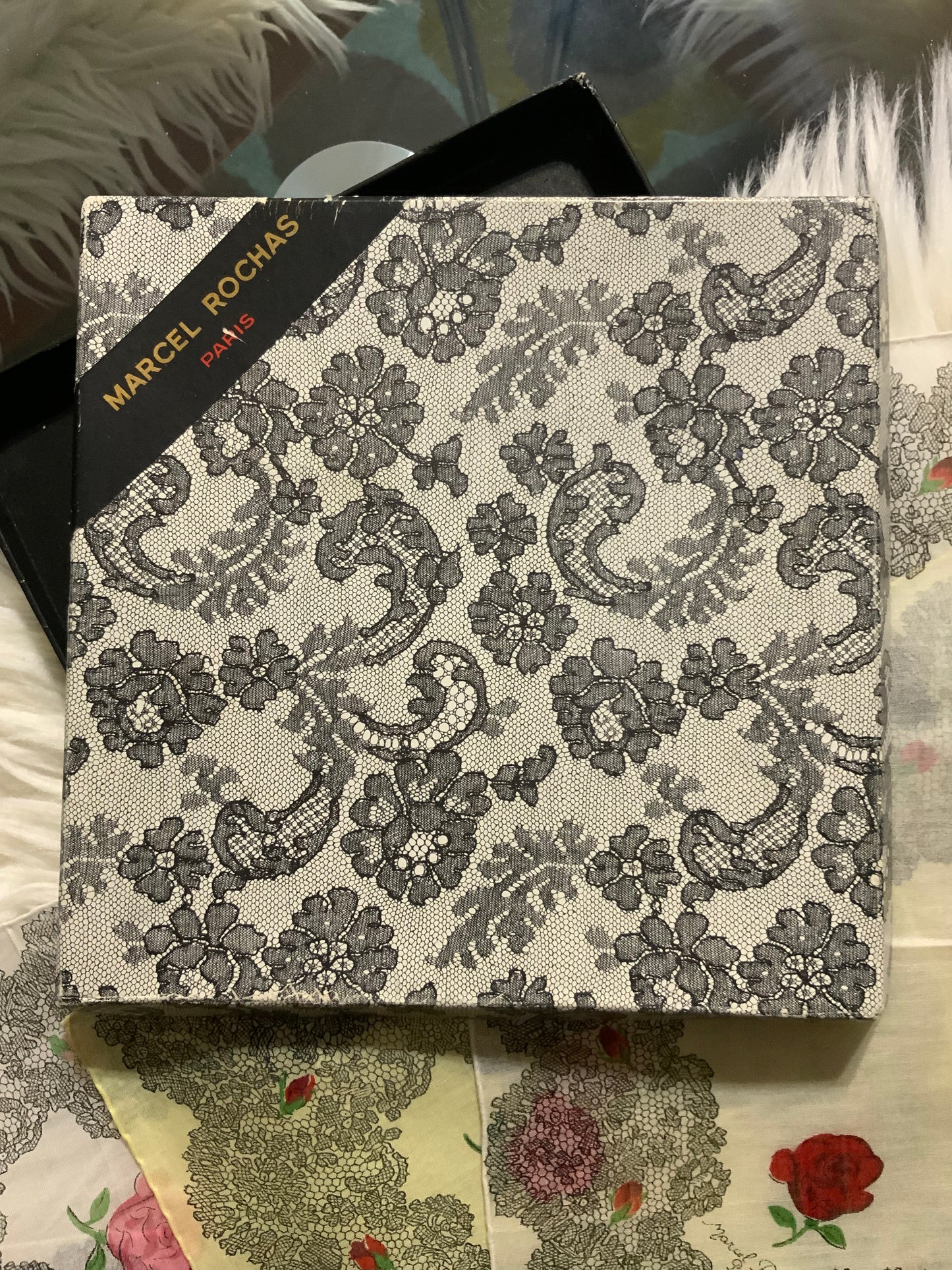Rochas 4 Mouchoirs 1945 « Femme » Vintage Collection dans la boîte France Paris Luxe